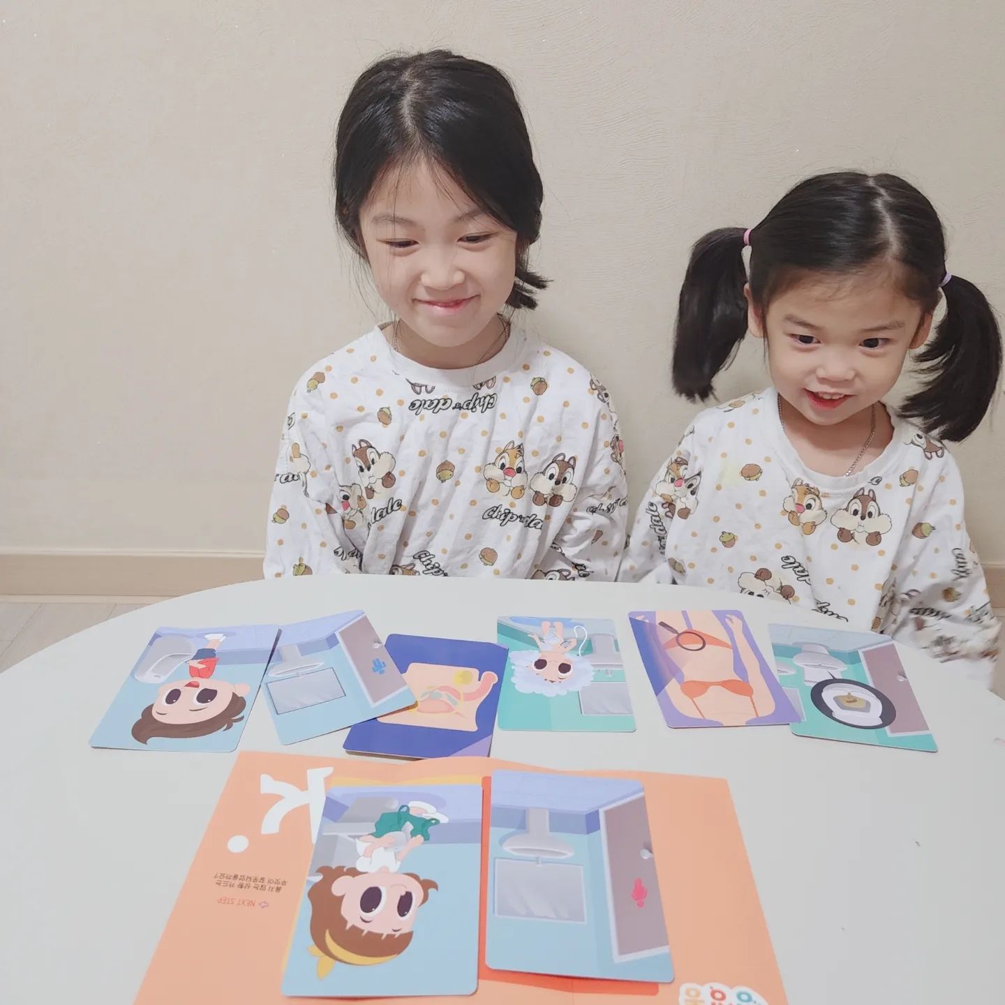 엄마가 딸에게 쓰는 편지 on Instagram: "#광고

자매를 키우는 엄마라서 특히 더욱
성교육에 신경쓰는데도
아이들의 눈높이를 맞추어 설명하기 부족하고 이해시켜주기 난감한 질문들을 하는데
키먼트성교육을 통해 게임으로 그림으로
설명하고 이해하니 더욱 즐거워하고
열정적이다

유치원에서 초등학교에서 필수로 진행하는 성교육.

가정에서도 쉽고 즐겁게 성교육할 수 있고
성에 대한 거부감이나 무서움없이 받아드려 엄마의 마음이 쬐끔은 가벼워졌다😊

아현이는 학교에 가져가서 친구들과
함께 게임하고 싶다고해서 가방속에 쏘옥🩷

#성교육동화#키먼트성장통#키먼트성교육#키먼트#유아성교육#부모성교육#성폭력예방교육#어린이성교육#성교육책#부모교육#성교육#성교육도서추천"