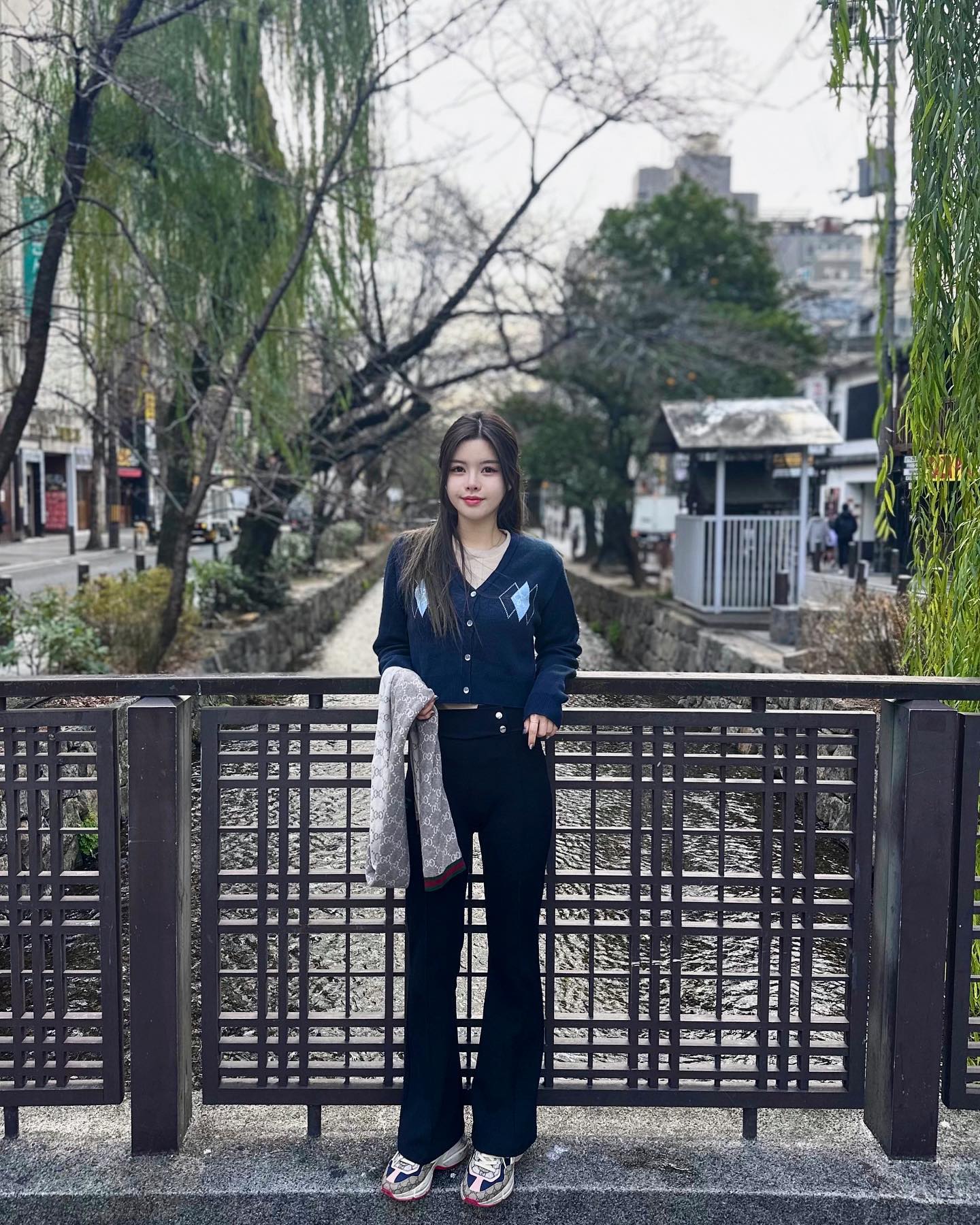 조용하고 고즈넉한 일본의 문화 도시 교토 
오사카와는 전혀 다른 느낌의 도시라서 조용하고 좋았다.
근데 역시나 관광지라 문화유적지에는 사람이 바글바글
낮이나 밤이나 길거리에 사람이 없어서 조용하게 여행하고 싶으면 여기!
여기서 신사라는 신사는 다가본듯 🤭

.
.
.
#교토타워뷰 #교토여행 #교토카페 #교토신사 #교토신사투어 #교토여행✈️ #교토스냅 #일본여행 #일본여행코스 #일본문화 #kyototrip #kyotocafe #kyototravel #kyōto #kyotogarden #kyototower #野宮神社 #nonomiyashrine #shrine #photo #photography #likesforlike #얼스타그램 #맞팔해요