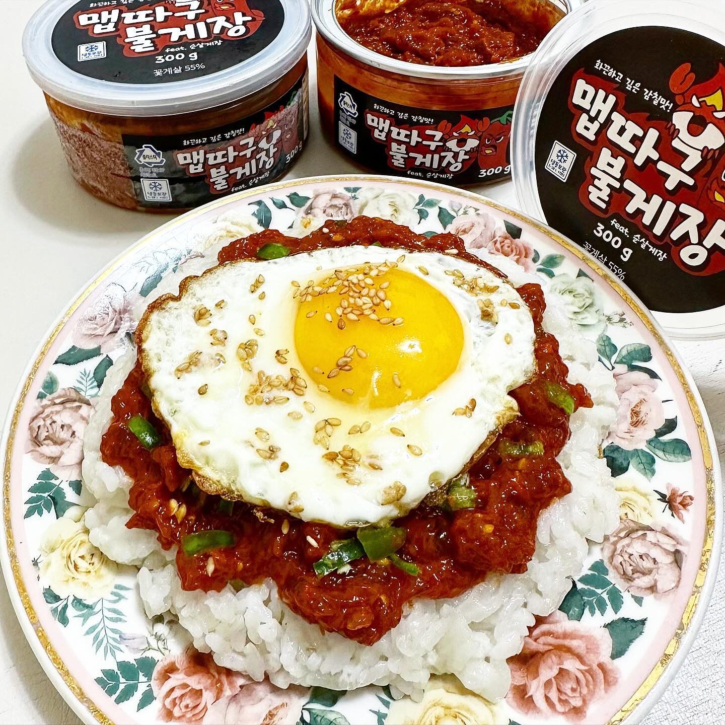 #협찬 #맵따구 #맵따구불게장 

감칠맛 좔좔좔〰️
매운 밥도둑 찾으신다면‼️바로 이거‼️

맵따구 불게장🦀🦀🦀

게딱지 힘들게 까지 마세요〰️〰️

캔슈머 용기로
간편하게 슥 벗겨내면
매운 양념 게장 등장이요🦀⭐️

너무 짜지 않아서
매운맛 느끼고 싶은 만큼
듬뿍듬뿍 넣어서 화끈하게 냠🔥🔥🔥

밥에 불게장 가득 넣고✨

계후 올리고〰️참기름 두르면〰️
밥한공기 뚝딱🍚❤️

자꾸 땡기는 맛에
밥을 계속 부릅니다용😍😍😍
.
.
food_mapttagu 👀
✔️출시 기념 다양한 혜택이 많으니 링크 클릭👆🏻
✔️불게장 1차 1500개 한정판매🦀(2차 미정‼️)
.
.
#매운게장 #맵따구순살게장 #맵따구매운순살게장 #양념게장 #양념순살게장 #게장 #맵따구 #매운순살게장 #밥도둑 #순살게장 #반찬 #집밥 #매운음식 #매운맛 #양념게장맛집 #중독성갑