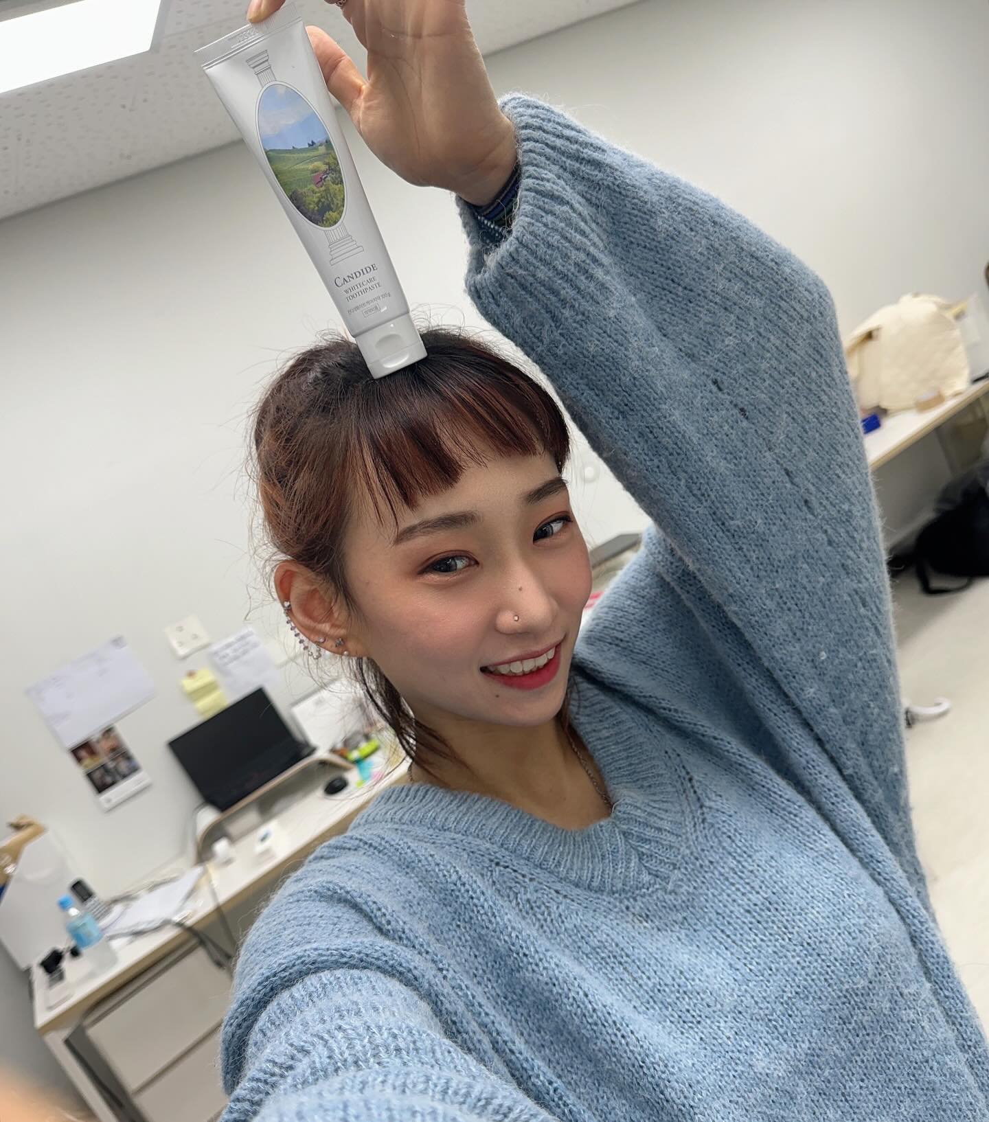 #광고 
요즘 쓰고 있는 베러데이 칸디데 미백 치약 🦷🪥
치아 미백, 충치 예방, 구취를 제거 해주는 효과가 있다고 해서 열심히 쓰고 있는중🙌🙌

커피필수인 K노예는 치과도 매번 못가니 미백 치약이라고 사용 해봅니당!!

식약처 인증 치아 미백 성분인 하이드로젠 퍼옥사이드 35% 함유되어있고 치아 표면에 붙어있는 착색 물질을 흡착하고 충치균 형성을 억제해주는 갈락토스 도 함유 되어있다고 합니당!
 
식약처의 엄격한 품질 검사를 모두 통과하여 안심하고 사용 가능한 미백 기능성 치약 이라고 한다!
패키지도 너무 이뻐서 맘에든당!

#칸디데미백치약#칸디데치약#치아미백#치아미백치약#미백치약#미백치약추천#입냄새제거#셀프치아미백#자일리톨치약#TOOTHPASTE#무불소치약#지우개치약#리턴치약#누렁니탈출템#승무원미소템#미소템
