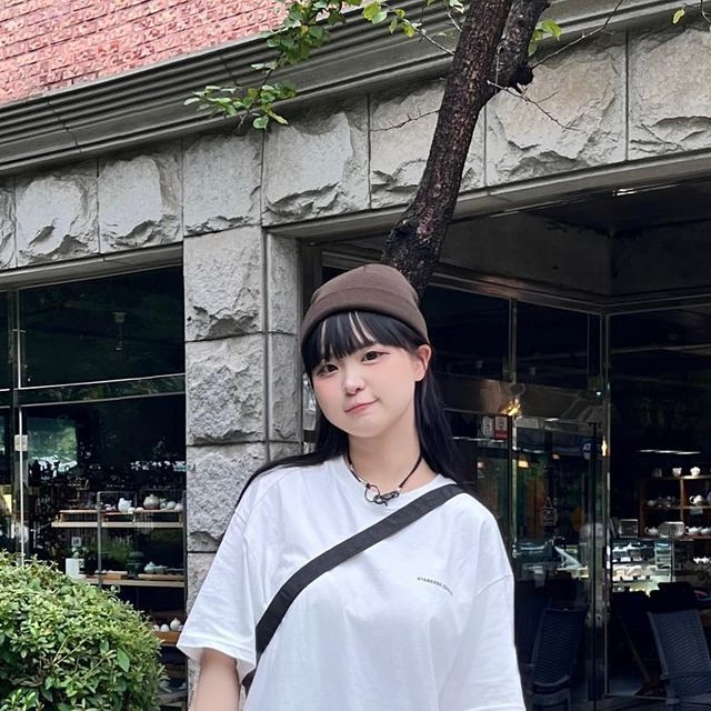 요미 on Instagram: "#협찬 동네 쭈구리의 나들이●°u°● 'IRT158 [컴팩트얀] 엔자임 워싱 스탠다드에러 미니 로고 반팔티' 일반 하얀티 같지만 핏이 죠아서 모든 코디에 찰떡이에욥!!ㅎㅎ 부들부