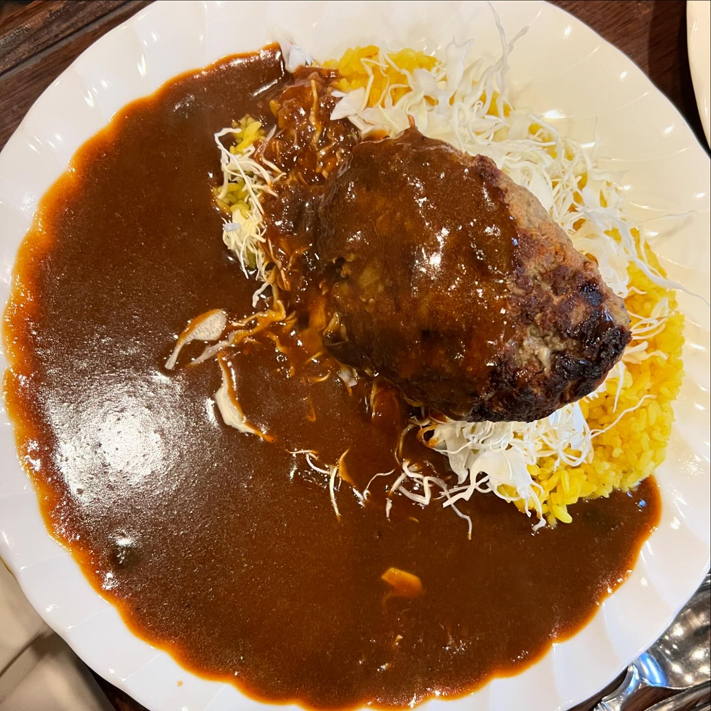 #spice #カレー スパイス
마지막날 끼니는 숙소 근처여서 지나가면서 사람들이 많길래 궁금했던곳! 점심 때 한정수량으로 함바그 카레가 있어서 두개 주문했다. 근처 직장인들이 점심 먹으러 많이들 오는듯해요!

🍽️함바그 카레
카레 위에 함박스테이크가 크게 올라가있다. 밥이 강황밥인지 노란데 딱히 향이 강하지는 않다! 지난 오사카여행때 인생 함박스테이크를 먹어서 기대가 컸는데, 그만큼의 육즙은 아니였다ㅎㅎ 그래도 카레를 소스처럼 찍어서 밥이랑 먹으니 느끼하지 않게 먹을 수 있었다. 시치미같은 소스갛있어서 매콤하게 먹고싶으면 뿌려서 좀더 매콤하게 먹을 수 있었다.

주변에 다른 사람들 먹는거보니 새우튀김이나 고로케 올라간 카레를 많이 먹고있었다. 계산은 현금만되니 현금 꼭 챙겨오세요!
카레 먹고싶을 때 가까우면 한번쯤은 가볼 만한 곳입니다😊

#맛스타그램 #먹스타그램 #푸드스타그램 #맛집 #맛집추천
#부부스타그램 #럽스타그램 #데이트맛집
#후쿠오카여행 #후쿠오카 #후쿠오카맛집 #카레 #일본카레 #curry #fukuoka #함박스테이크 #커리 
#재미잇 #잼잇 #재미부부

#일상 #선팔 #맞팔 #jmt #food #daily