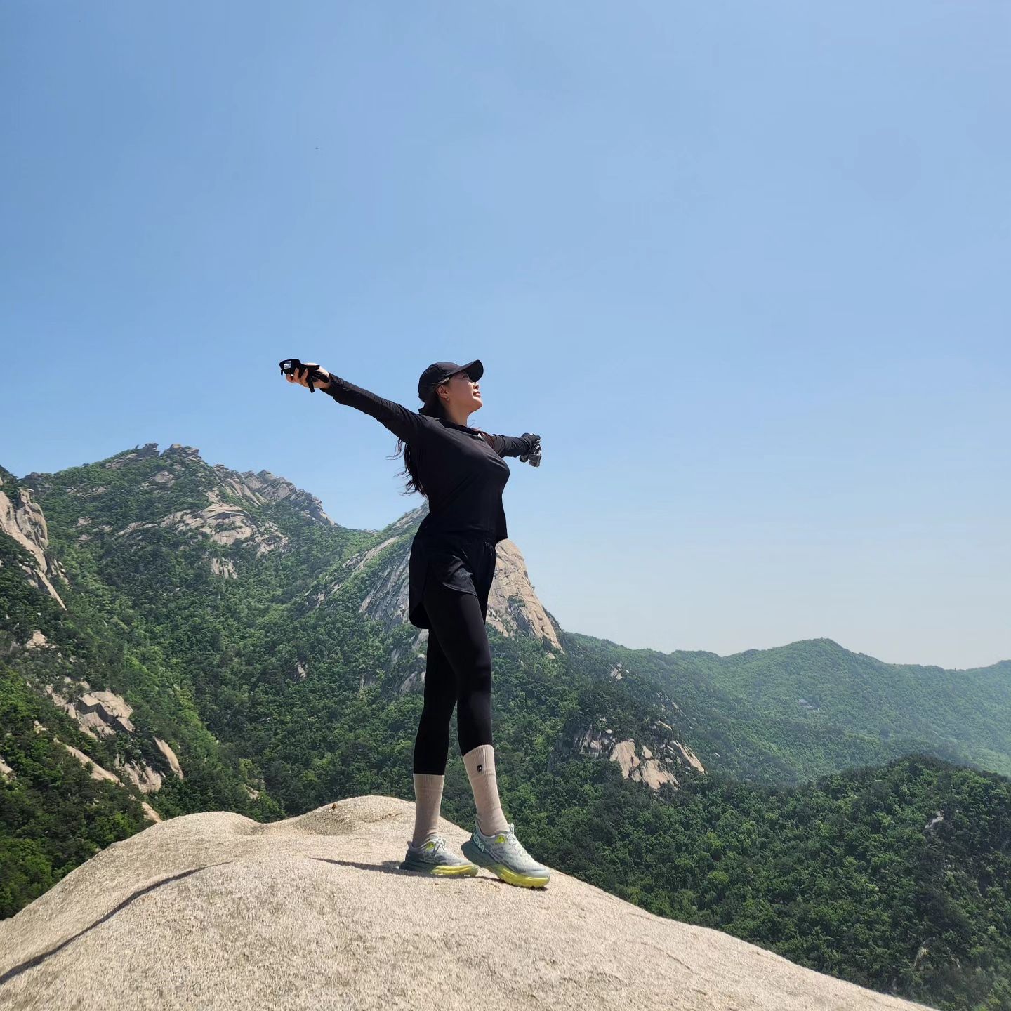 <ㅡ <ㅡ #북한산등산 ⛰️... 더보기

원래 목표는 #북한산백운대정상
근데 #북한산국립공원 으로 올라가는 #백운대코스
 는
낙석으로 인해 #북한산백운대 탐방로 통제중이라
어쩔 수 없이 #북한산원효봉 으로~

옛날 같으면 발끝, 손끝이 저릿해서 
바위 위에는 올라 서지도 못하는 고소공포증 있는 나였는데,
포항스페이스워크 다녀온 뒤로 고소공포증이 치유된듯ㅋ
맘껏 포즈하기 🫣

주말에는 한참 줄 서있어서 사진 찍기도 힘들다는
#원효봉강아지바위 ?도 줄서는거 없이 무난하게 촬영

#백운대 생각하고 왔다가 #원효봉 오니 감질나네
조만간 우이동 쪽에서 백운대 다시 도전! 🏃‍♀️🏃‍♀️🏃‍♀️
.
.
.