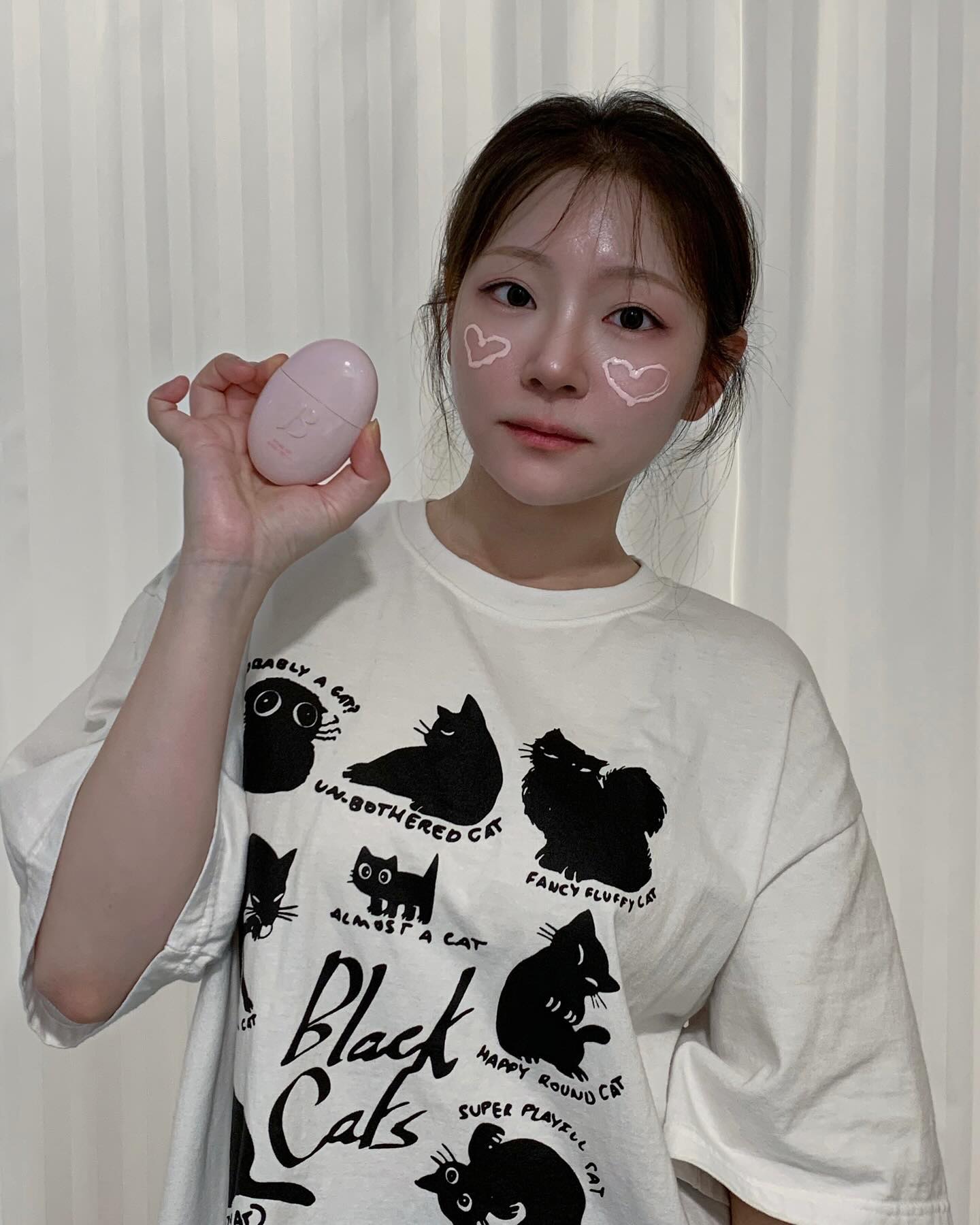 #ad | 베이스 맛집 #바닐라코 에서 선보이는 NEW 톤업 크림인 #올데이프렙톤업베이스크림 !!!

핑크빛 베이스로 노랗고 칙칙한 얼굴을 3가지 컬러의 파우더 조합으로 화사하게 보정해주고, 핑크 코렉팅 파우더로 생기 코렉팅 & 라벤더 코렉팅 파우더로 화사함 up!! 시켜주고요~~ 

파우더 3단 틀 공법으로 오랜 시간 다크닝없이 컬러 본연의 색상을 그대로 유지는 물론, 핑크 토닝 에센스 성분으로 피부 톤과 피부결도 매끈하게 보정해준답니당💖 

또, 리퀴드 텍스쳐로 피부결 정리와 밀착력 UP⊹ ̊+
수분과 밀착 플리머를 결합한 Watery-blur Formula로 피부 밀착까지~👍🏻

그래서 저는 요즘 이것만 바르고 바로 색조화장해주고 있는데 메이크업 시간도 단축되고 편하더라구요🤩

⭐바닐라코 공식몰 런칭 기념 이벤트 (4/8~4/30)⭐
4/8~4/30 런칭 프로모션으로 바닐라코 공식몰에서 최대 23.5%까지 할인하고 있으니까 방문해보세용🫶🏻

#제품제공 #바닐라코톤업크림 #톤업추천 #톤업베이스 #베이스추천 #beauty #cosmatics #뷰티