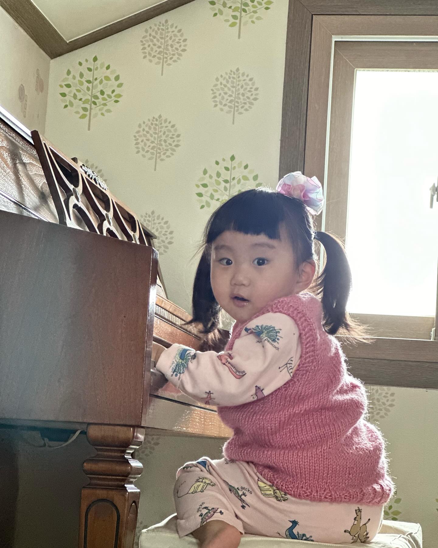 내가 다섯살때 할머니가 사주셨던 피아노🎹
좀 더 큰 집으로 이사가면 데려올건데,
지혜야, 피아노 배워볼거니?🤔

#친정 #피아노 #영창피아노
#아기모델 #두돌아기 #두살아기