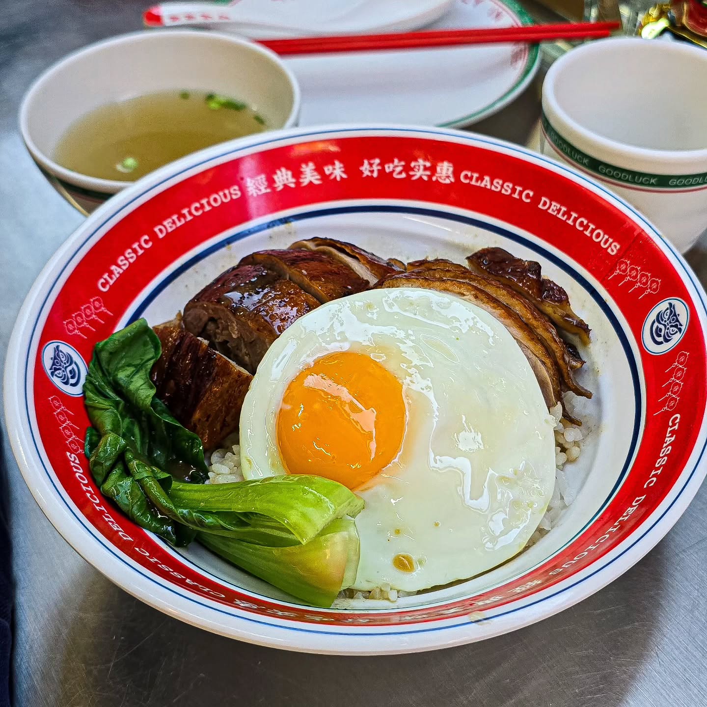 이색음식 찾기에 빠져서 부산전포 #홍콩가든 에 갔다. 인테리어부터 그릇까지 홍콩 느낌 가득! 😄👍

오리구이 덮밥, 훈툰면, 샤오룽바오, 하가우(새우딤섬) 이렇게 시켰다. 홍콩 현지맛이랑 비교하면 향신료 맛이 세진 않고, 한국화에 가까워서 홍콩음식이 처음인 친구도 맛있게 먹었다.

무엇보다 위생이 좋아서 감동... 👍
(다른 집 위생, 청결 보고 화났다가, 오랜만에 깨끗한 집 가서 좋았어요 🥺❤️)