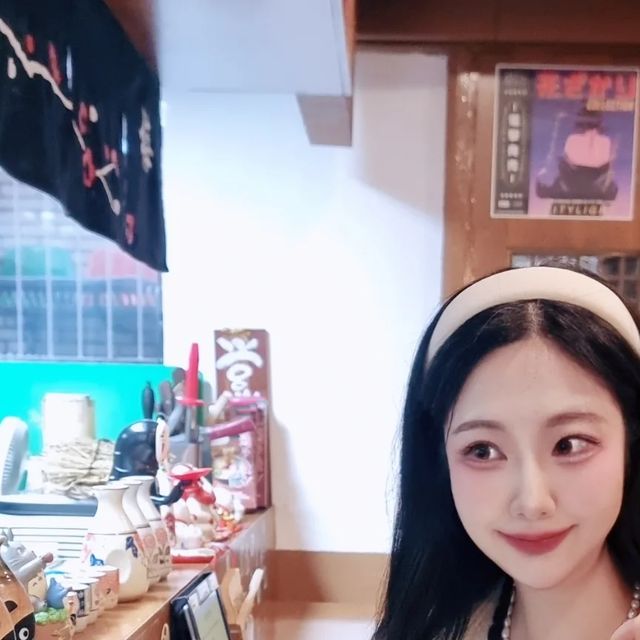  유리 ❄️ 𝕐𝕌𝕃 on Instagram: "#광고 #협찬 성수동 맛집 이자카야 🐾밤토리 @bamtori_seongsu

비오는 날 방문해서인지 더 뷴위기 있었어요♡
야키토리 5종 세트와 치킨 난반을 먹었는데 그 자리에서 전부 박살내고 왔답니다! 야키토리 5종 세트에는 다리살, 염통, 껍질, 날개, 목살로 젤 맛있는 부위들이라 뭐 먹을지 고민된다면 바로 세트 주문하시는걸 추천드립니다!
사이드 메뉴도 다양하게 많았어요. 요 안주들이랑 사와랑 같이 마시니까 진짜 술이 계속 들어가요🫠 사와는 논알콜도 가능하니 술찌들도 도전해보기👊🏻

바 테이블, 일반 테이블 모두 있는데 바 테이블은 자리가 빨리 차니 예약하고 가시는 걸 추천드려요. 아기자기한 인테리어로 데이트 코스에 딱 좋아요. 위치도 뚝섬역과 가까워서 서울숲이나 한강에서 놀다가 가기 좋습니다👫🏻
네기마 꼬치가 너무 맛있었기에 저는 사와랑 같이 먹으러 또 가려합니다 총총총,,😉"