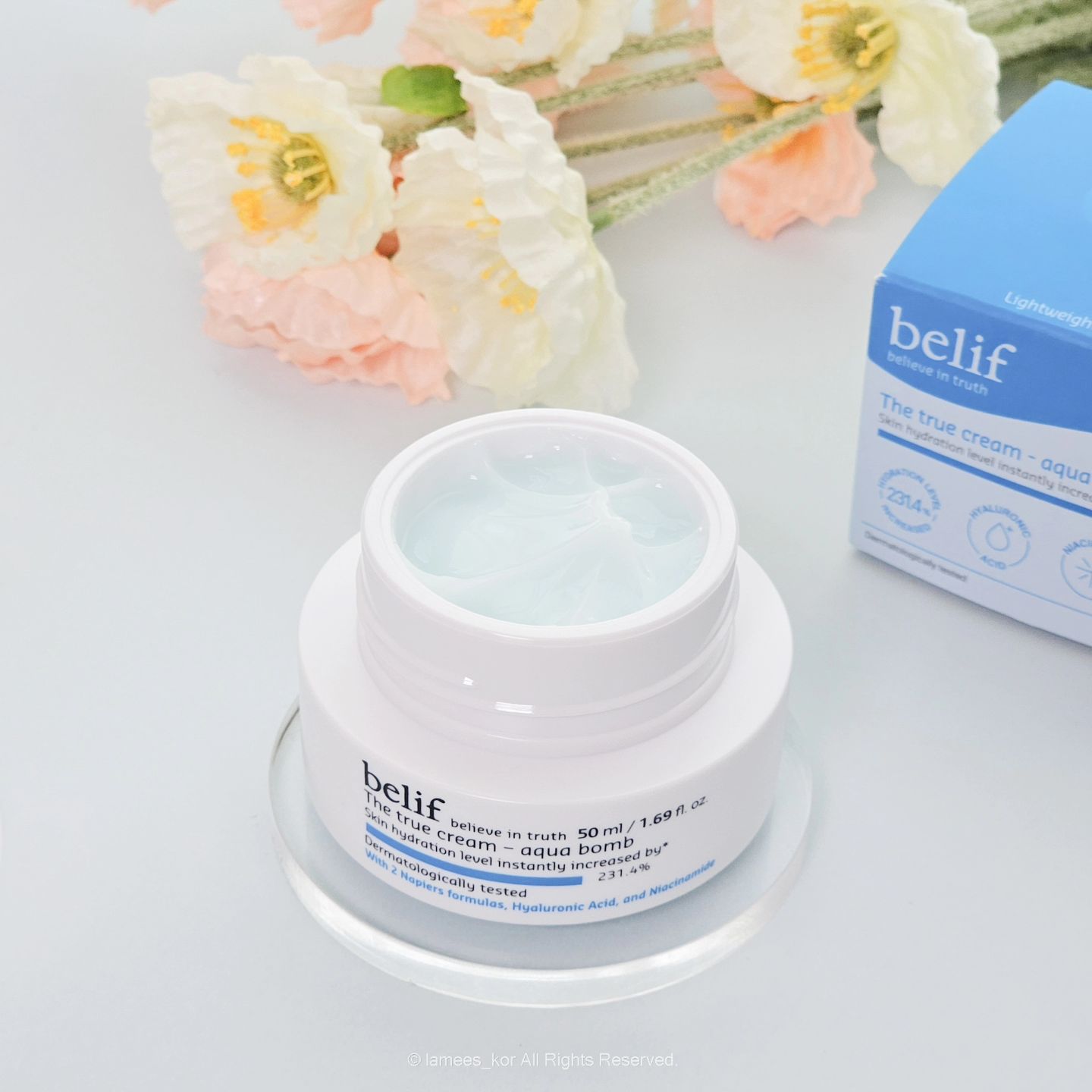 #광고 X belif.official 💙

제 최애 수분크림 belif💙💙💙
촉촉하니 발림성 좋고 지속력도 좋아서,
벌써 몇 통째 사용하는지 몰라요! 
항상 이것만 쓰다보니 항상 살때마다 
여러 개를 쟁여두는데요🤍

14년 동안 누적 판매량 1,300만개를 돌파*하며 
꾸준한 사랑을 받아온 빌리프의 수분폭탄™ 크림 
‘더 트루 크림 – 아쿠아 밤’이 2세대로 
새롭게 출시되었어요!!

폭발적인 수분감 때문에 수분폭탄™ 크림으로 불리는만큼
2세대는 얼마나 더 업그레이드되었을지
그 성분과 효능이 궁금했는데요!

아쿠아 밤은 특유의 탱글한 젤 텍스쳐가 매력이죠!
푸른 빛을 띄는 제형이고 바르자마자 촉촉해져요.

2세대 아쿠아밤은 피부 수분 레벨 231.4% 증가**, 
도포 10초 후 피부 각질층 10층까지 
폭발적인 수분감이 도달**한다고 해요!
심지어 다양한 기후에서도 살아남는 
강력한 수분 지속력을 입증*** 받았다고 하니
역시 수분크림 명가 빌리프 답네요 💙

빌리프 수분크림 5년도 넘게 사용중인 것 같은데,
수분크림은 정말 이만한 게 없는 것 같아요!

바르자마자 즉각적인 촉촉한 수분감을 원하신다면
빌리프의 수분폭탄™ 크림 
‘더 트루 크림 – 아쿠아 밤 2세대’
꼭 사용해보세요! 💙💙💙

*빌리프 더 트루 크림-모이스춰라이징 밤, 더 트루 크림-아쿠아 밤 토탈 판매수량 기준(2010년~2023년 누적집계)

**성인 여성 30명 대상 인체적용시험 결과 / 기관 : ㈜엘리드 / 기간 : 2023.05.08 ~ 2023.05.12 

***미국 4개 지역(저온다습/저온저습/고온다습/고온저습) / 성인 여성 30명 대상 인체적용시험 결과 / 기관: ㈜엘리드 / 기간 : 2023.05.08 ~ 2023.05.12"

#빌리프 #아쿠아밤 #폭탄크림 #수분폭탄™ #10X10수분 #수분크림 #빌리프수분크림 #빌리프아쿠아밤 #수부지수분크림