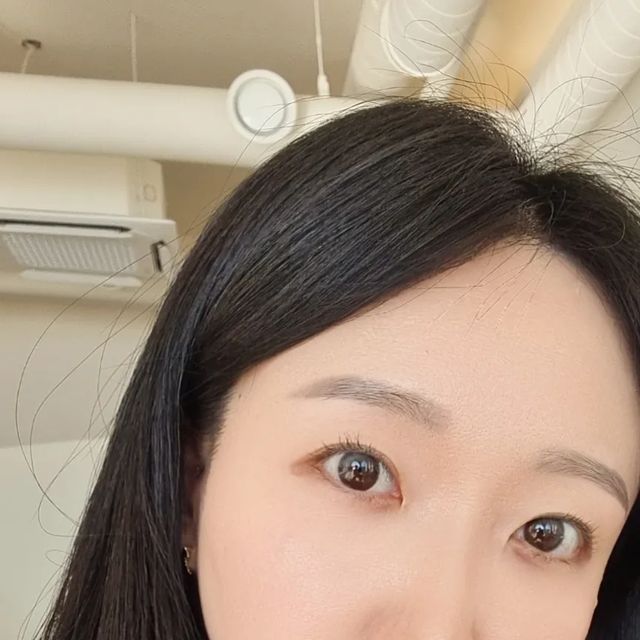 가영(36) | 여행.일상.데일리룩 on Instagram: "#광고 @ololalens_kr 오로라렌즈 그레이컬러 2종 소개해요 -데이무드 . 은은한그레이와 브라운컬러조합으로 자연스러운느낌 . 많이 튀지 않고 자연스러