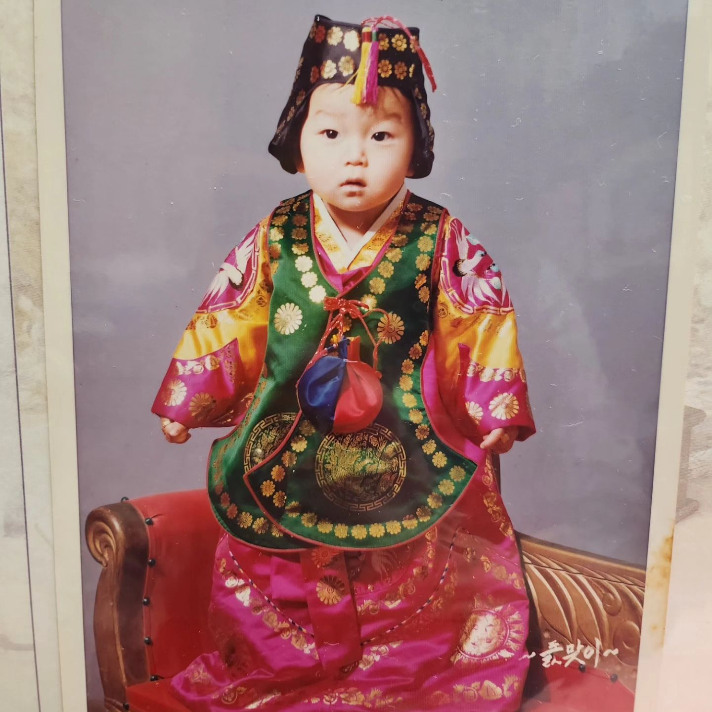 #친정 #앨범 #추억의앨범 #애기땐 #귀여웠네 #무남독녀외동딸
.
아직 가져오지 않은 나의 앨범들..
왠지 친정에 둬야할 것 같은 느낌 ㅋㅋ
돌쟁이 이으노기는 귀여웠네😊😊
할아버지가 이름 지어주신 흔적까지 고스란히..
.
.
.
#늙었는갑다 #추억돋네 #용인이씨 #은혜은 #기름질옥 #구슬옥아님