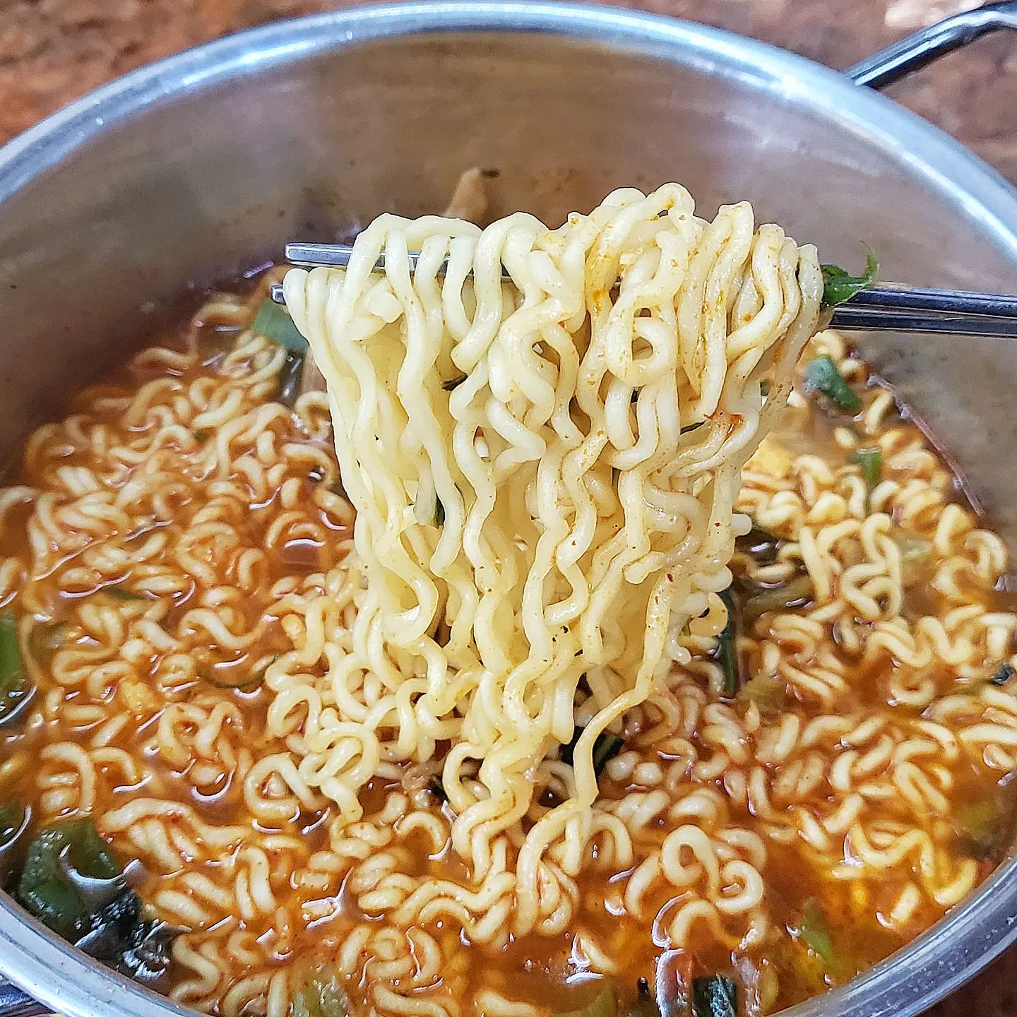 #협찬 paldofood 

빨간맛 그자체 🔥

매운라면이라고 해서 순한맛, 매운맛 있는 타라면들의 그정도 매운맛이라고 생각했다가
스트레스 제대로 풀었다 !🍜

쫄깃한 면발 먹고 키야 면치기 시작했다가
국물 한숟가락 떠먹고 푸하🔥🔥 이거다~!~!!🔥🔥

맵찔이라면 계란을 풀어 중화시켜도 좋을듯.
강렬하게 매운맛 맛있게 매운 이맛! 중독적이다.

.
.

#라면 #라면추천 #라면 #틈새라면  #요리스타그램 #면스타그램 #매운맛 #팔도 #야식 #야식스타그램 #해장라면 #매운음식 #먹팔해요 #먹소통 #spicyfood #jmt #lfl
