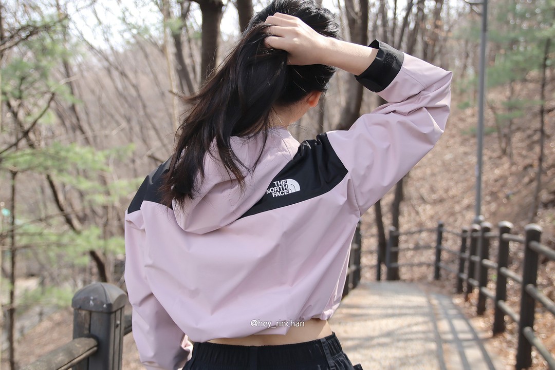 #광고

바람막이도 더 짧게!
색상, 디자인 거기에 방수, 방풍, 투습 기능성까지 탑재한 트렌디 of 트렌디 바람막이.

간절기 필템,
노스페이스 화이트라벨 여성 베이든 자켓 :)

#마운틴더숏 #노스페이스화이트라벨 #노스페이스 #바람막이 #크롭바람막이 #여자바람막이 #여성바람막이 #여자바람막이추천 #여성바람막이추천 #간절기자켓 #자켓