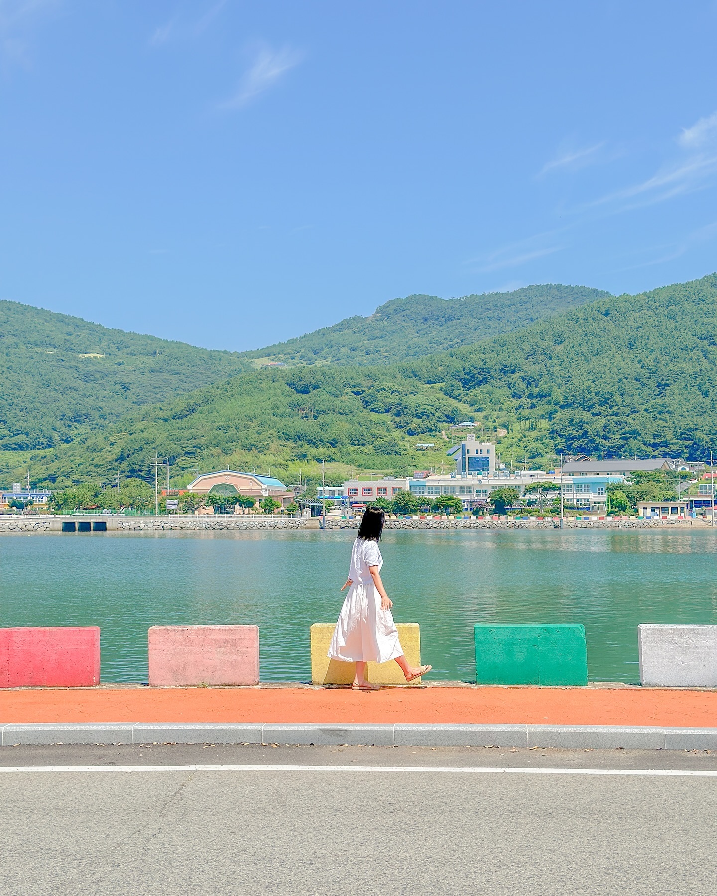 여수의 어느 조용한 섬, 금오도에서의 1박 2일🏝️💚

여수 도심에서 30여분정도 달려 돌산읍을 지나 신기항에서 배를 타고 25분정도 들어가면 도착하는 오늘의 섬여행, 금오도.
워낙 조용한 섬이다보니 식당 운영시간 등이 너무 유동적이라 계획한 것들의 반절도 못하고 왔지만 그래서 더 여유있고 느긋하게 즐기고 올 수 있었던 금오도 섬 여행일기💚

1️⃣하나로마트 남면점 도로가
금오도의 유일한(?) 마트인 하나로마트 길가의 무지개 해안도로!
요기 하나로마트는 규모는 작은 편이여도 금오도 내에서 장보기엔 제일 좋아 장도 보고 사진도 남겨보세요🌈🩵

2️⃣3️⃣4️⃣안도 해수욕장
금오도에서 다리를 건너 갈 수 있는 안도의 해수욕장!
여수에서도 한적한 섬에 위치해 사람이 많이 없어 프라이빗하게 해수욕을 즐길 수 있어요.
물이 맑아 스노쿨링 하기에도 너무 좋은 해변이라고 하더라구요!

5️⃣6️⃣카페 써니아일랜드
금오도의 유일한 카페인 써니 아일랜드.
2층 테라스로 올라서면 보이는 오션뷰와 정원이 너무 예쁘고 옛날팥빙수가 너무 맛있었어요.
고양이도 네마리나 키우고 계시는데 진짜 너무 귀엽습니다🤍

7️⃣8️⃣섬스테이 동네 방파제길
1박 머물었던 섬스테이의 한적한 동네🍃💚
섬스테이에 머물고 있는 강아지 구름이가 동네 안내해줘서 방파제길까지 걷고 왔는데 요기서 낚시도 진짜 많이 하시더라구요!
해질무렵 선선한 바닷바람 맞으며 산책하고 왔는데 조용한 바닷가 마을 바라보며 너무 힐링이였어요.

9️⃣🔟섬스테이 (seom_stay )
금오도는 크기가 큰편인 섬이라 1박을 하시며 여유있게 둘러보시는게 좋아요.
민박이 많은 금오도에서 컨디션과 뷰 좋은 펜션을 발견해 이번 금오도 여행에서 다녀왔는데 진짜 너무 만족스러웠어요!

금오도에서 추천드리고 싶은 식당은 방풍전복식당인데 오션뷰 칼국수를 맛볼 수 있는 곳이에요!
비록.. 자유로운 영업시간 때문에 저는 다녀오지 못했지만 저 대신 꼭 다녀와주세요.... 
영업시간이 사장님 마음이셔서 네이버 정보랑은 절대 다르니 하루 전에 꼭 전화 해보셔야 해요🥺

올 여름 섬 여행이 다 좋았지만 그중에서도 너무 좋았던 섬 금오도!
여수 여행도 가볼만한곳이 많지만 색다른 여수 여행을 해보고싶으신 분들께 여수의 섬, 금오도 여행 꼭 추천드리고 싶어요.

#여수여행 #여수가볼만한곳 #금오도 #금오도여행 #금오도카페 #여수데이트 #여수숨은명소 #여수해수욕장 #몽돌해수욕장 #안도해수욕장 #대한민국구석구석 #여수핫플 #여수여행코스 #아이랑여행 #아이랑가볼만한곳 #제5회섬의날 #찾아가고싶은섬 #금오도 #행정안전부 #한국섬진흥원