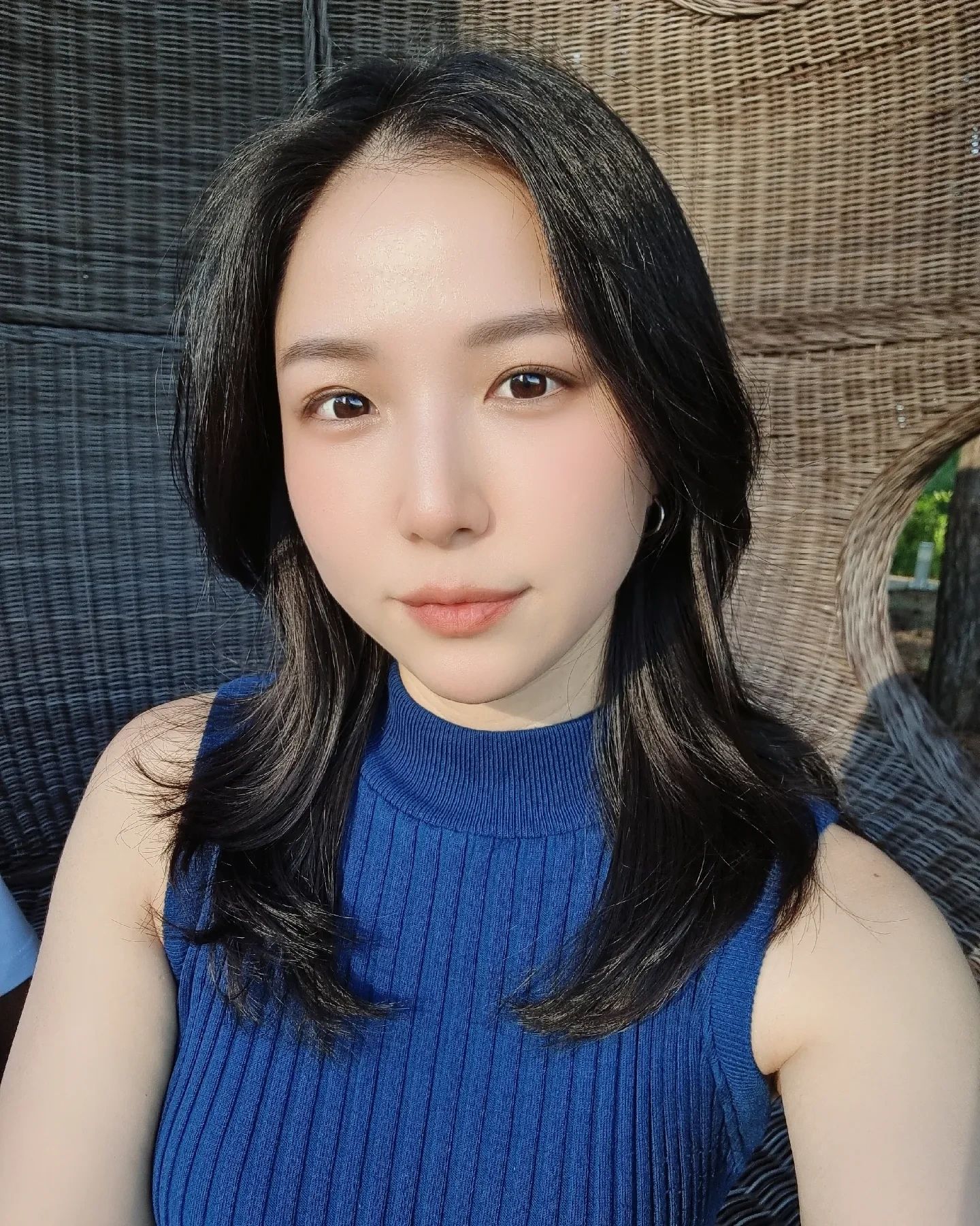 2024.08.29 산책하다가 날씨가 좋아서 바람 맞으면서 휴식☺️ 저녁 먹으러 갔다오는 길에 만난 귀여운 길냥이들도 ㅎㅎ 기분 좋은 생일이었습니다🙏 #영종도 #네스트호텔 #산책로 #날씨좋다 #바람솔솔 #셀카 #셀스타그램 #귀여운길냥이들 #개냥이 #냥스타그램