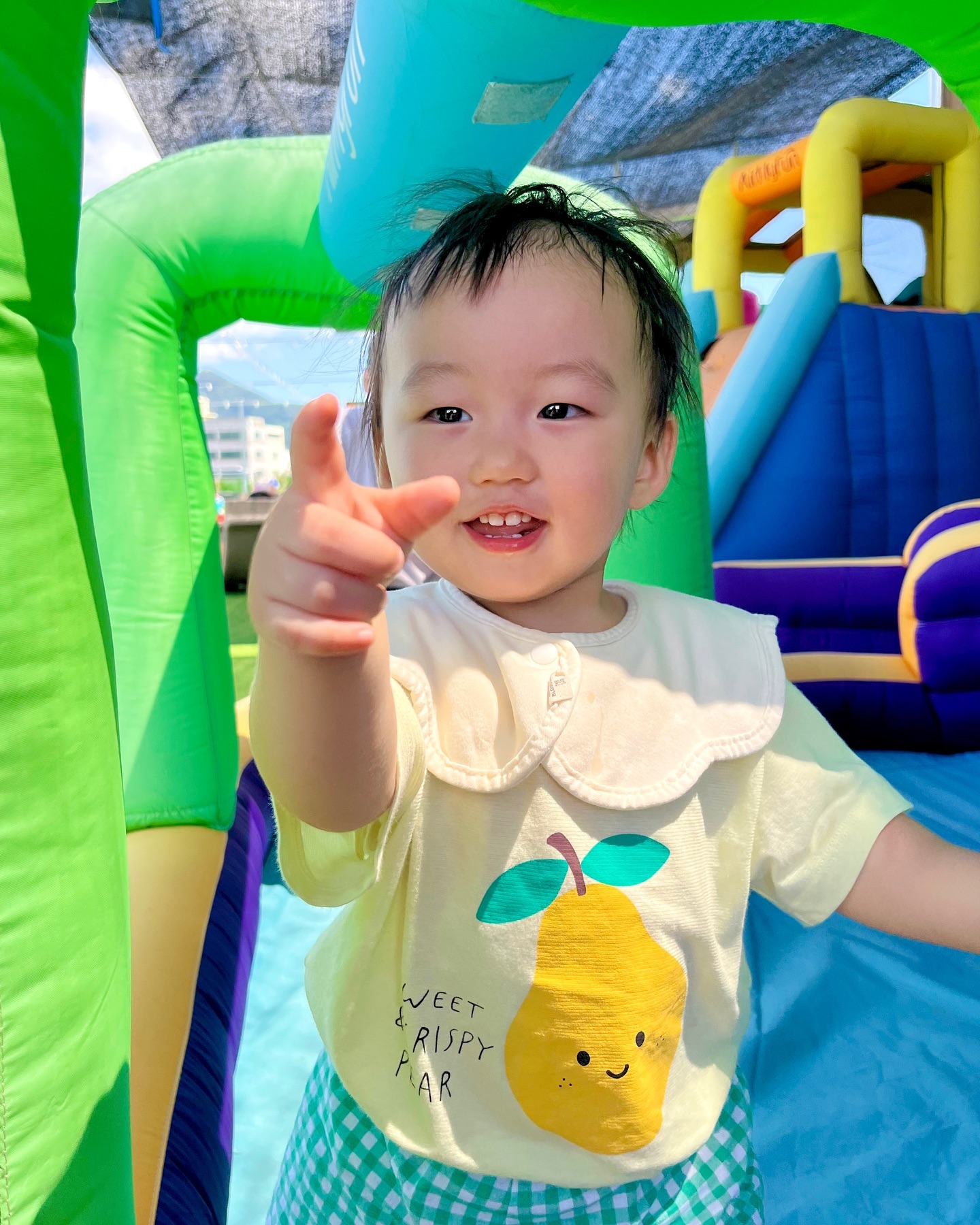 #열감기3일차 🌡️
일요일밤부터 해열제로도 안 잡히는 열이
이틀 내내 갔는데 드디어 아침에 열이 잡혔다 ◡̎
엄마가 이틀 아빠가 하루 연차 쓰고 가정보육하면서
왜 워킹맘들이 회사를 그만두는 선택을 하게 되는지
생각하게 했던 하루😭 (연차가 자유로운 회사지만 눈치는 보인다…)

열이 안 내려서 수액맞으러 한달만에 병원 가니까
역시나 힘센 아기라고 기억하시던 간호사쌤👩‍⚕️ㅎㅎ
그리고 그런 너를 처음 접하는(?) 간호사쌤이
얼굴은 공주님 같이 생겨서 힘은 상남자라고 놀라며
또 셋이서 너를 힘껏 붙잡고 수액 놓느라 기진맥진했더라는,,, 휴😳
아픈데도 이런 힘은 어디서 나오는고니?

여튼 이제 안 아파서 다행이야 ♥
아프지말고 낼부터 또 더 재밌게 놀쟈 ◡̎
.
.
.
.
.
.
.
.
.
#16개월아기 #아기 #아기스타그램 #아들맘 #흑토끼띠 #육아스타그램 #육아소통 #육아일상 #육아일기 #아기랑갈만한곳 #아들스타그램 #토끼띠아기 #아들육아 #육아맞팔 #육아맘 #워킹맘 #열감기 #아푸지마 #사랑해