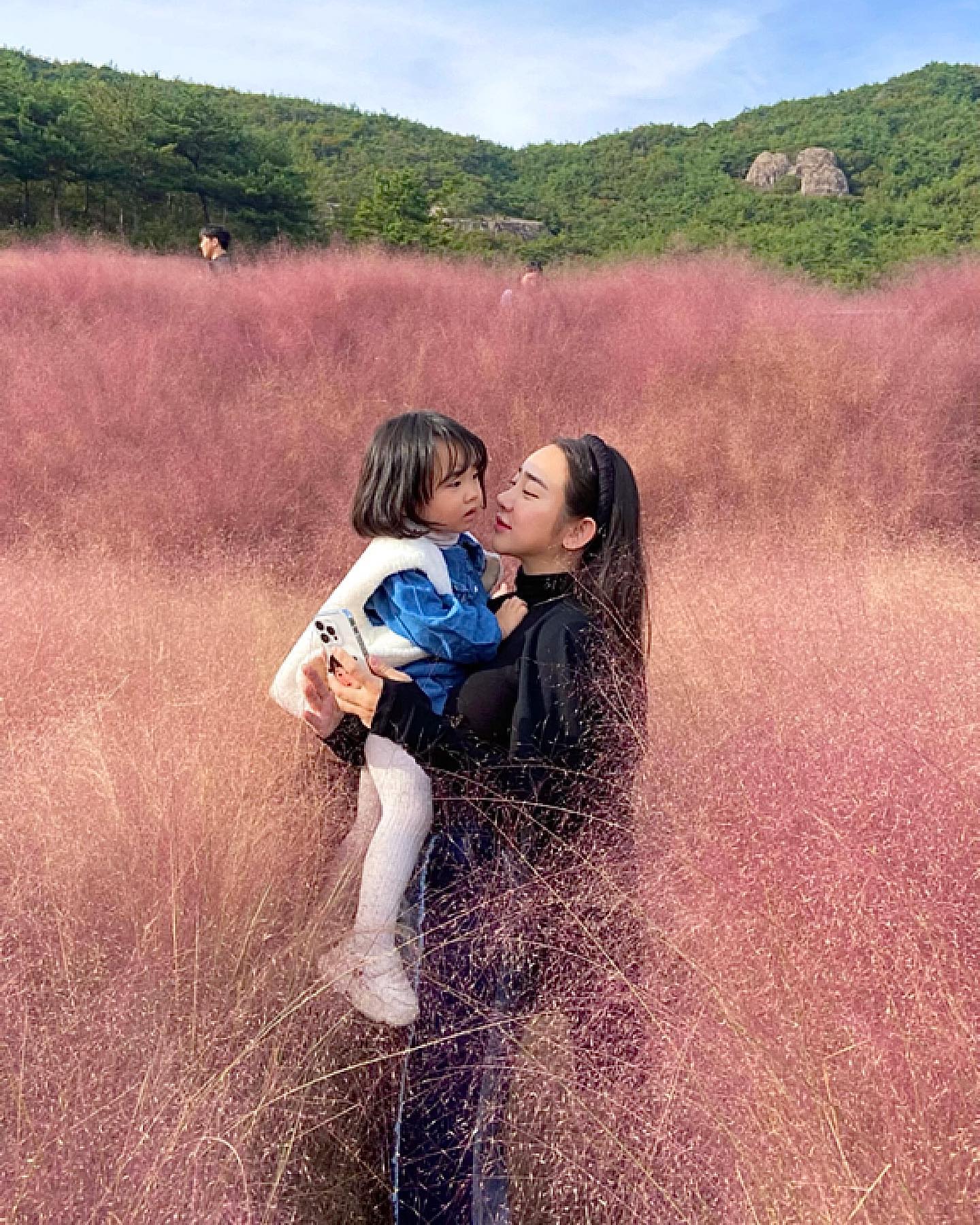 엄청핑크핑크…?는아녔는데 

우리가지나고간걸까…좀 일찍간걸까?
그래도 이뻤다
또율이꼬모 쵝오 🫶🏻
.