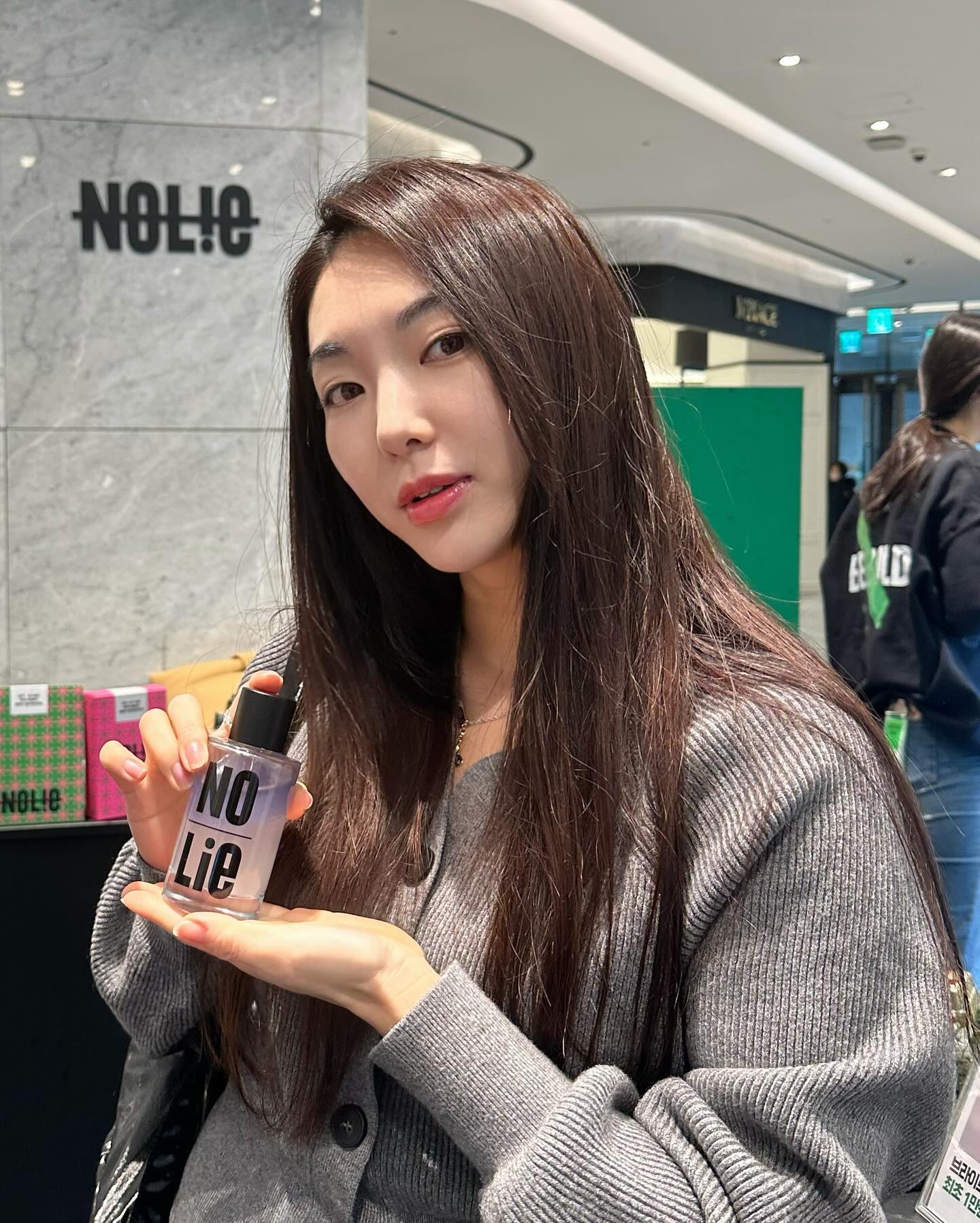 #협찬 nolie__official 
향기러버💗 감각적인 향기를 경험하러 #더현대천호 
노우라이 팝업 행사장에 다녀왔어요👭🏻
대표적인 글로우퍼품, 배러 댄 퍼퓸 바디 스프릿부터
컬러도 다양하고 촉촉한 립밤이랑 마치 버터 같았던 
핸드크림!!! 
제품도 ㄷ ㅏ 좋은데  특히 패키지 디자인이 취향저격!!!
선물용으로도 GOOD😳

1층에 위치한 노우라이팝업은 12/1-12/21까지 
3주간만 진행되니 꼭 다녀오세요🎄

#노우라이 #NOLIE #nolie #현대백화점천호 #현대백화점#노우라이팝업 #바디스프릿 #립추천 #핸드케어 #향수 #바디케어 #향수팝업 #향수추천