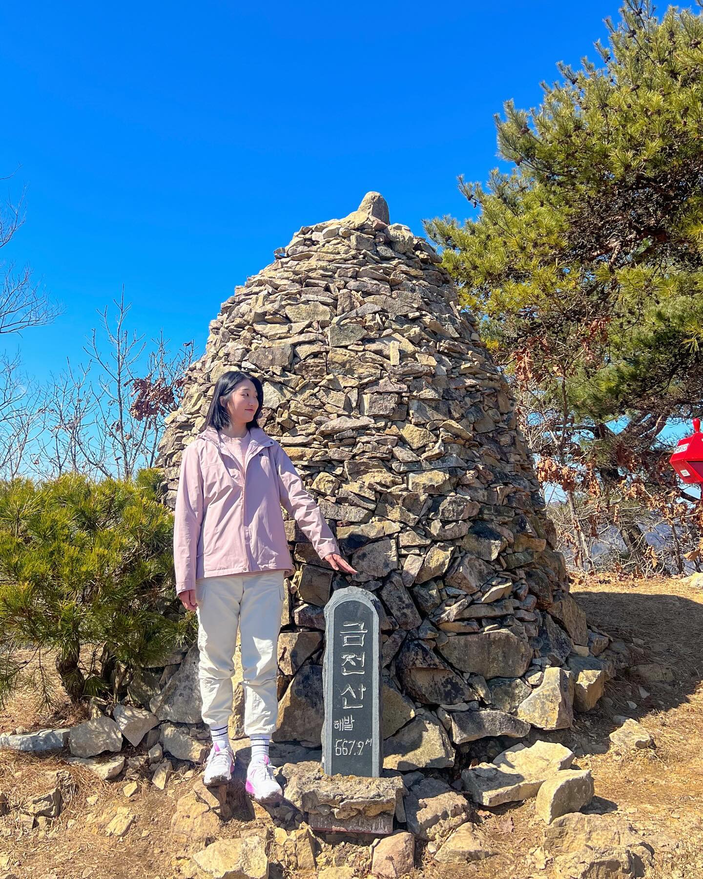 돈 들어오는 금전산💰 X swtour_official 

벌써 2주 전,,! 다가오는 봄을 빠르게 느껴보려고 순천에 다녀왔어요! 날씨도 완연한 봄날씨라서 미리 봄을 만끽하고 왔답니다🌸

금전산은 667.9m의 산으로, 금으로 만든 산이라는 뜻을 지니고 있어요! 그래서인지 금강암에 간절히 기도한 후 로또를 사면 당첨 확률이 높아진다고 하네요😉 (저는 돌도 쌓았어요 속닥속닥)

이번에도 승우여행사로 다녀왔는데, 편한 우등버스에 백설기에 간식꾸러미까지 준비해주시는 승우는 언제나 사랑입니다..💖 역대급 장거리였는데도 편하게 잘 다녀와서 만족했어요😆

-
⛰️ 금전산
📍 오공재 ~ 금전산 정상 ~ 금강암 ~ 낙안온천
🕖 3시간
🗓️ 2024. 3. 2.
☀️ 맑음
🍯 생각보다 급경사! 스틱 있으면 좋아요:)

-
함께한 멤버들💚
euna_diettt 
choehye_day 

-
#달달_등산 #등산스타그램 #승우투어 
#순천금전산 #순천금둔사 #순천홍매화 #홍매화