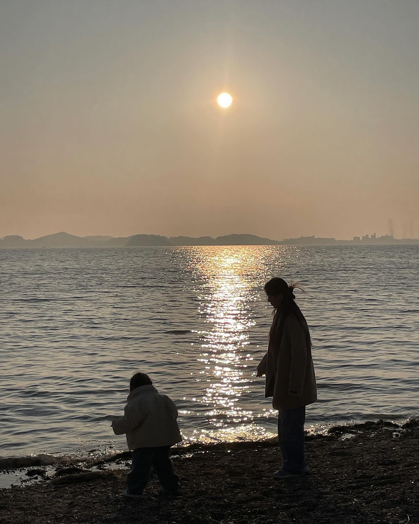 서울 근교에서 바다 보고 싶을 때 있잖아요?🌊

여기는 지난 피드에서 소개드렸던 바로 그카페 앞인데요!
이 스팟이 너무 맘에 들었던 이유중에 하나가
바다를 볼 수 있어서였어요!!

카페 바로 앞에 바다가 있어
가만히 노을에 비친 
윤슬을 보는 것만으로도 힐링이었어요!✨

날씨가 풀렸을 때 산책을 해도 너무 좋을 것 같아요!

바다보면서 산책도 하고 커피도 마시고,
아이는 바다에 돌 던지며 노느라 
시간 가는지도 몰라 꿀육아 가능!🤣ㅎㅎ..

아직까진 많이 알려지지 않아
사람이 많지 않고 좋았어요!😊
더 유명해지기 전에
서울 근교 바닷가 나들이로 추천드리구 싶네요!

________________________________
✨혠즈픽 감성 공간을 소개해요!
여러분은 그냥 저장, 메모만 하고 바로 Go!
더 많은 정보가 궁금하다면 follow me🤍
________________________________
hyenz__ 

❣️대부도 바닷가
후아후아 카페 검색하시구 가시면 더 편해요!
•경기 안산시 단원구 선창길 96