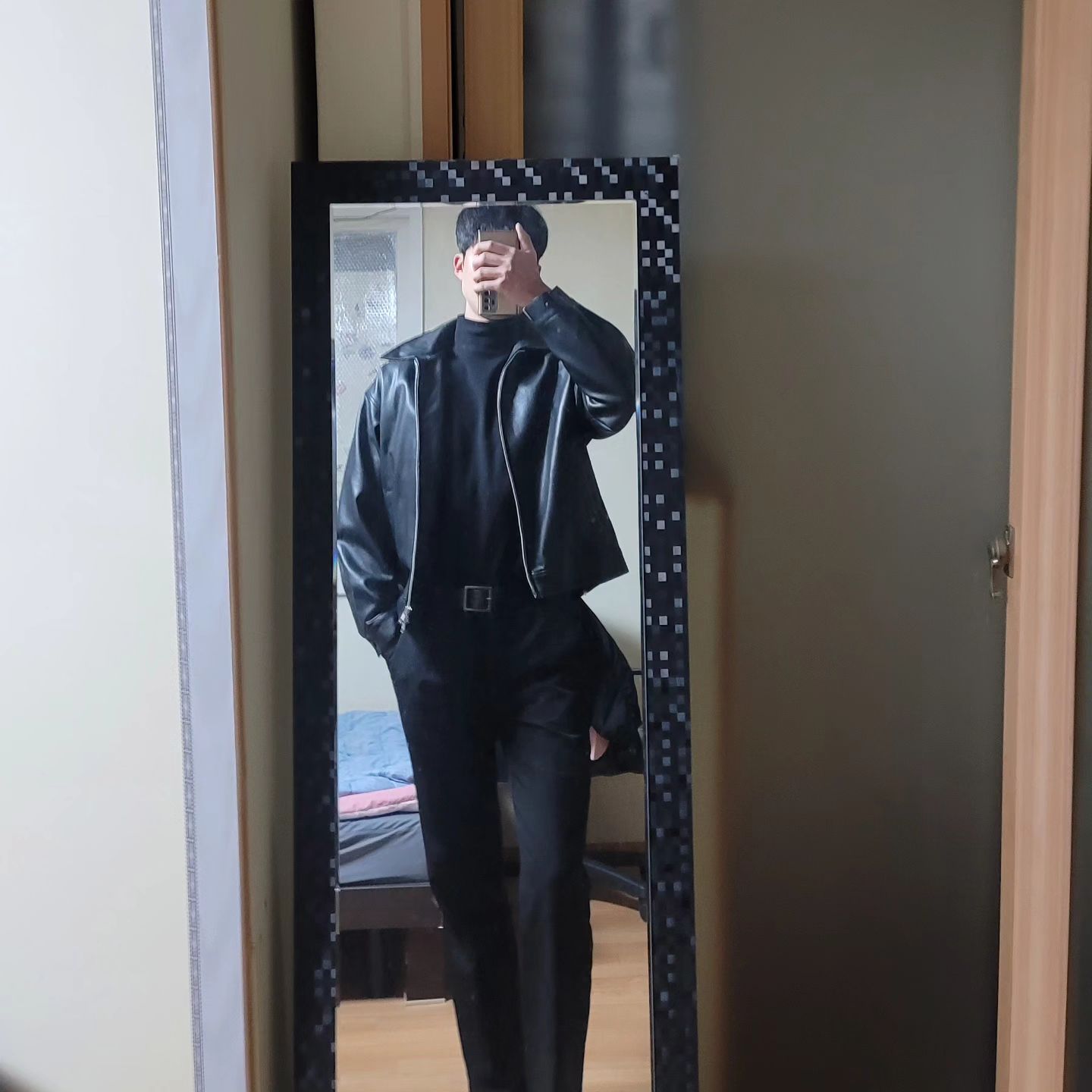 동물은 죽어서 #가죽 을 남기고
사람은 #가죽자켓 ?을 입는다