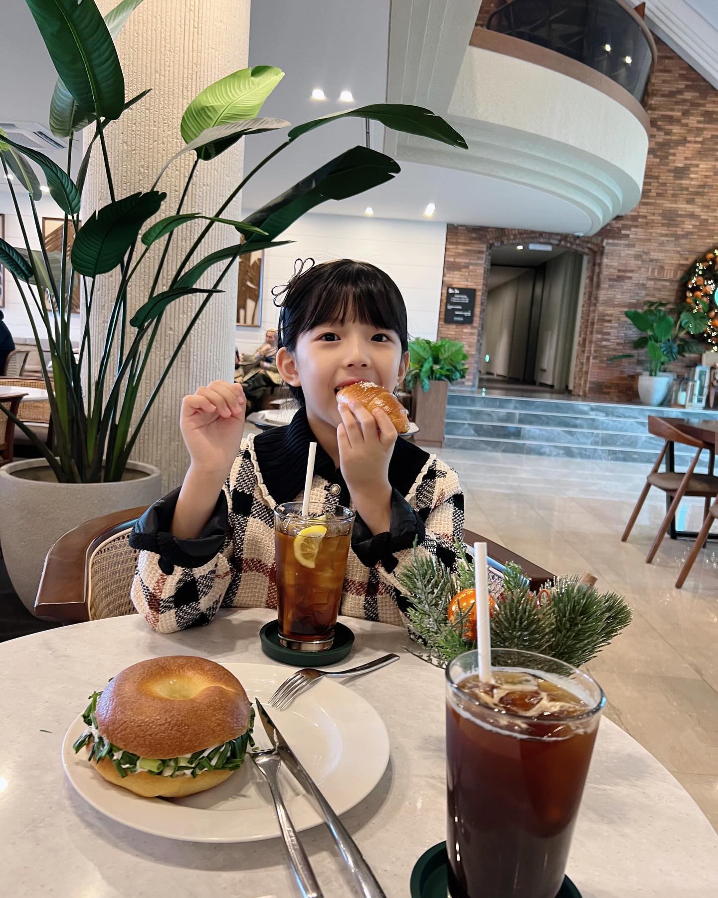 #협찬 
.
이번 제주도에 여행가서
반해버린 숙소🤍
kensington_jejujungmun 
.
피드 속 
단아 표정만 봐도 알수 있지요ㅋㅋ
.
장점이 너무 많아서 
다 알랴주고 싶은데
그 중에 특 장점 🙋‍♀️
.
숙소를 들어서면
귤 트리가 우리를 반겨주고!!!
.
해변까지 가는
산책길도  잘 되어있어서
단아랑 모닝산책 성공!🤍
.
중문단지라 주변에 가까운 관광지가 
많아서 놀기엔 최고!🤍
.
1층에 베이커리&카페가 있는데
빵도 어쩜 이리 맛있지요!?????😆🤍
.
조식도 알차게 먹을 것만 
쏙쏙 있는 느낌!!
.
그리고, 무엇보다 
침대의 편안함에
난 아주 만족하였다요!!!🙌
.
수영장 뷰였는데 이용할수 가 없어서
물개 단아는 아쉬웠지만
숙소 안 밖으로
여기저기 돌아다니고 
힐링하며 즐겁게 보냈지요ㅋㅋ
.
다음에 또 오기로 약속 👋🤍
.
.
.
.
.
.
.
.
.
.
.
.
.
.
.
.
#켄싱턴리조트제주중문#켄싱턴리조트중문#켄싱턴리조트#제주숙소#중문숙소 #아역배우 #키즈모델 #숙소추천 #제주도숙소 #닥스키즈