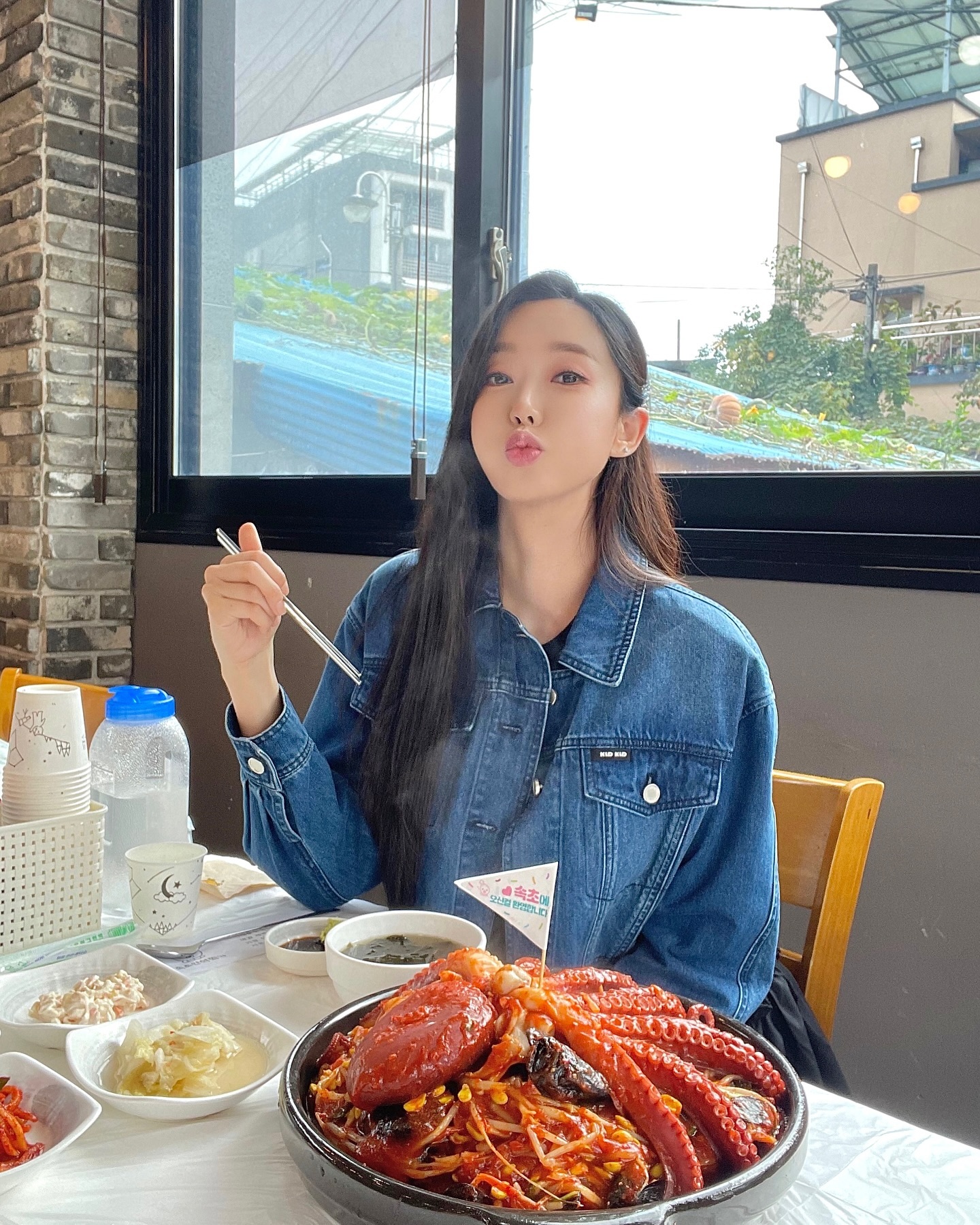 주블리들 점심 먹었엉?? 
속초까지 왔는데 좋은거 찾아 먹어야징😋
냉동 해산물을 사용하지 않고 생물로 조리하는 속초 맛집만석찜가에 다녀왔엉! 

생생정보 1008회때 생문어전복찜 맛집으루 방영된 곳인데 매일 직접 공수해 오는 싱싱한 생문어, 완도에서 구매해 오는 튼실한 활전복 찜이라니 너무 맛있겠지!😍 
비주얼만 보구 사진용인가 반신반의 했었는데 직접 먹어보니 너무 맵거나 짜지 않구 부드럽구 정말 맛있었당! 

사실 생문어, 전복 비싸서 자주 먹긴 부담스러운데 요긴 가성비까지 대박이야! 맛은 물론 양까지 넘나 혜자로웠음 ㅎㅎ 

문어랑 전복이 몸에 그렇게 좋대~ 🐙🦪💕 
문어는 우리몸에 단백질을 공급, 다양한 영양소로 면역력 강화, 혈액순환 개선, 신경기능 향상에 좋구 전복은 항암효과, 체중감량, 면역력을 높이는데 좋대! 
기력이 약해졌을 때 원기회복에 넘나 좋겠당 그치? ㅎㅎ 

속초 여행 갈 때 먹으려면 잊지 않게 저장하기 💕

#속초맛집 #만석찜가