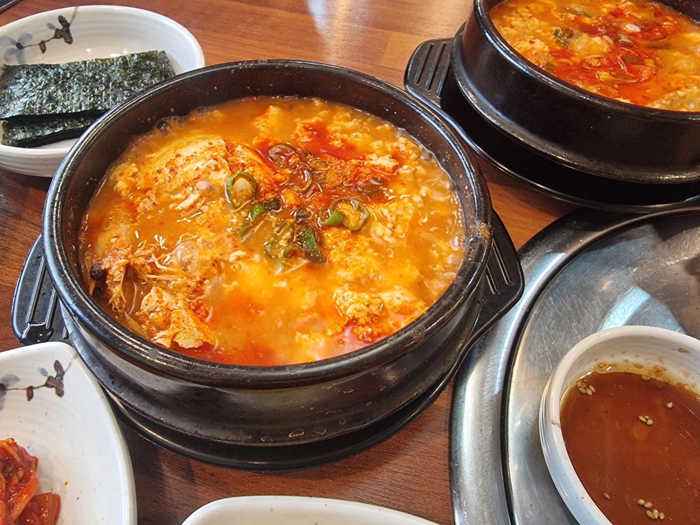 #협찬#송내역콩국수 #미당맷돌순두부 입니다🩷

인친님들🤗
연블리 콩국수랑 순두부찌개먹구왔어용ㅋㅋ
곱창순두부와 해물순두부먹었는데요
두부집이라 두부가 괜찮더라구요😊

인친님들은 콩국수에 소금설탕 어떤거드시나요?
친한언니가 설탕을넣던데
소금만 넣어보다가 설탕도 맛있더라구요ㅋㅋ신세계🙊

콩국물이 진하니 맛있었어요
콩국수 국물까지 싹 비웠네요
배터지는줄 ㅋㅋㅋ🤣🤣

여름이 다 가기전에 콩국수 한그릇 어떠신가요? 😀

#부천콩국수 #부천맛집#부천순두부#부천순두부맛집#송내맛집#송내동맛집#부천콩국수맛집