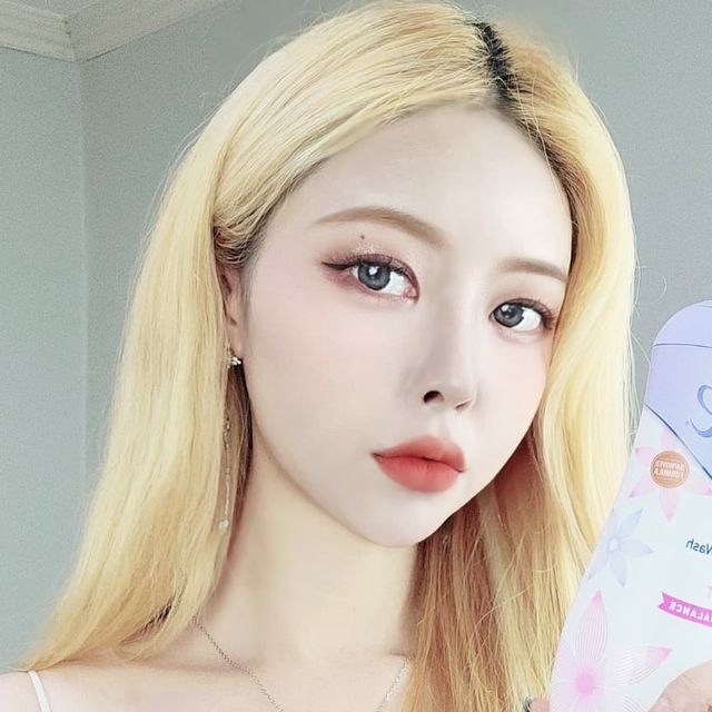 한시아 on Instagram: "여름철 Y존 케어 필수템, 썸머스이브 페미닌 워시 협찬 받았어요~! 여름에 생리 때문에 찝찝함으로 고민이 많으신분들 또는 바캉스 물놀이로 인한 Y존의 불쾌함이 고민이