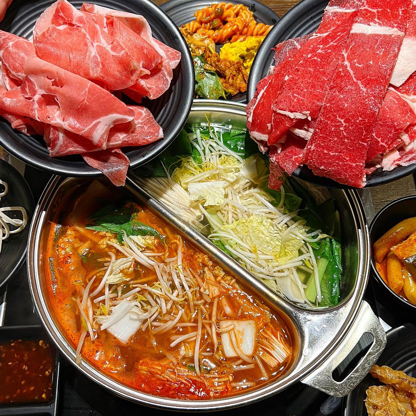 #협찬 로운샤브샤브 신촌점🥘
.
소고기 샤브샤브 무한리필 로운샤브샤브🥩
정말 오랜만에 방문했는데 전보다 더 맛있어져서 놀랐다

야채는 정말 신선하고 깨끗했고 고기 종류는 설도, 양지, 돈목심
세종류가 있는데 떨어지면 그때그때 썰어 바로 채워주셔서
위생적으로 깔끔하다고 느껴졌다✨

샐러드바는 하나같이 정말 맛있어서 놀랐음🙊
특히 서머시즌 메뉴로 비빔야채교자, 가지볶음밥, 허니조청 크런치 포테이토, 매실실에이드 등 9-11가지의 신메뉴가 나왔는데
그 중 직접 만들어 먹을 수 있는 냉우동이 넘 좋았다💕
살얼음이 동동 떠있는 육수에
레몬한쪽 와사비 살짝 추가하고 파도 살짝 뿌려 먹으면
너무 시원하고 입맛 돋우는 맛이었음😋
장마철에 뜨끈한 샤브샤브에 칼국수도 먹고 
디저트로 아이스크림, 사과잼에 크림바른 와플까지 조지고
배 꽉채워서 나오니 행복했다🧇

로운은 항상 가성비 좋고 음식도 맛있어서
가족단위나 친구 모임, 데이트까지 남녀노소 다양한 사람들이 있음
만약 여러분이 적당한 모임장소를 찾지 못했다면
로운 샤브샤브로 가보시길 추천한다👍
.
💵평일런치 17,900원 / 평일디너, 주말및공휴일 25,900원
(매장 키오스크를 이용하면 빠른 입장 가능)
📍 서울 마포구 신촌로 94 그랜드프라자 4층
✔️혜택, 이벤트소식을 알고싶다면 loun.official
.
.
#신촌맛집 #홍대맛집 #로운샤브샤브 #샤브샤브 #샤브샤브무한리필 #샤브샤브맛집 #고기무한리필 #훠궈무한리필 #소고기무한리필 #마라훠궈무한리필 #신촌샤브샤브