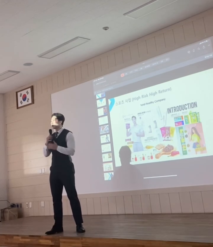이번에 썬킹에서 주관한 
[진짜맞다사나이] 행사에서 강의를 하고 왔어요
강의를 들어주신 200명 가량 되는 국군장병분들께 감사의 말씀을 전합니다!

살면서 그런 생각 할 때 있지 않았나요?
내 꿈은 뭐지??
나는 앞으로 뭘 해야 할까???

나는 문어 꿈을 꾸는 문어
꿈속에서는 무엇이든지 될 수 있어
단풍놀이 구경 가면 나는 노란색 문어
커피 한 잔 마셔주면 나는 진갈색 문어
주근깨의 꼬마와 놀면 나는 점박이 문어
밤하늘을 날아가면
나는 오색찬란한 문어가 되는 거야
아아아 아아 야 아아아 아아

노래 가사 처럼 
꿈을 꾸어야 무엇이든지 될 수 있어요
하고 싶은대로 눈치 보지 말고 하세요 
꿈이 없어도 되요 
저도 그랬으니까요 
하나씩 하고싶은걸 하다보면 
내가 상상하던 모습이 되어있어요 

내가 생각한 모습이 아니었어도
내가한 경험들이 나를 또 다른 길로 인도해 줄거라고 믿어요
.
.
.
.
.
.
.
.
#강의 #강의하는남자 #강연 #강연스타그램 #세미나 #썬킹 #군부대 #썬킹앰버서더 #운동하는남자💪 #fitnessmotivation #workoutmotivation #운동강의 #김태양 #김태양선수
