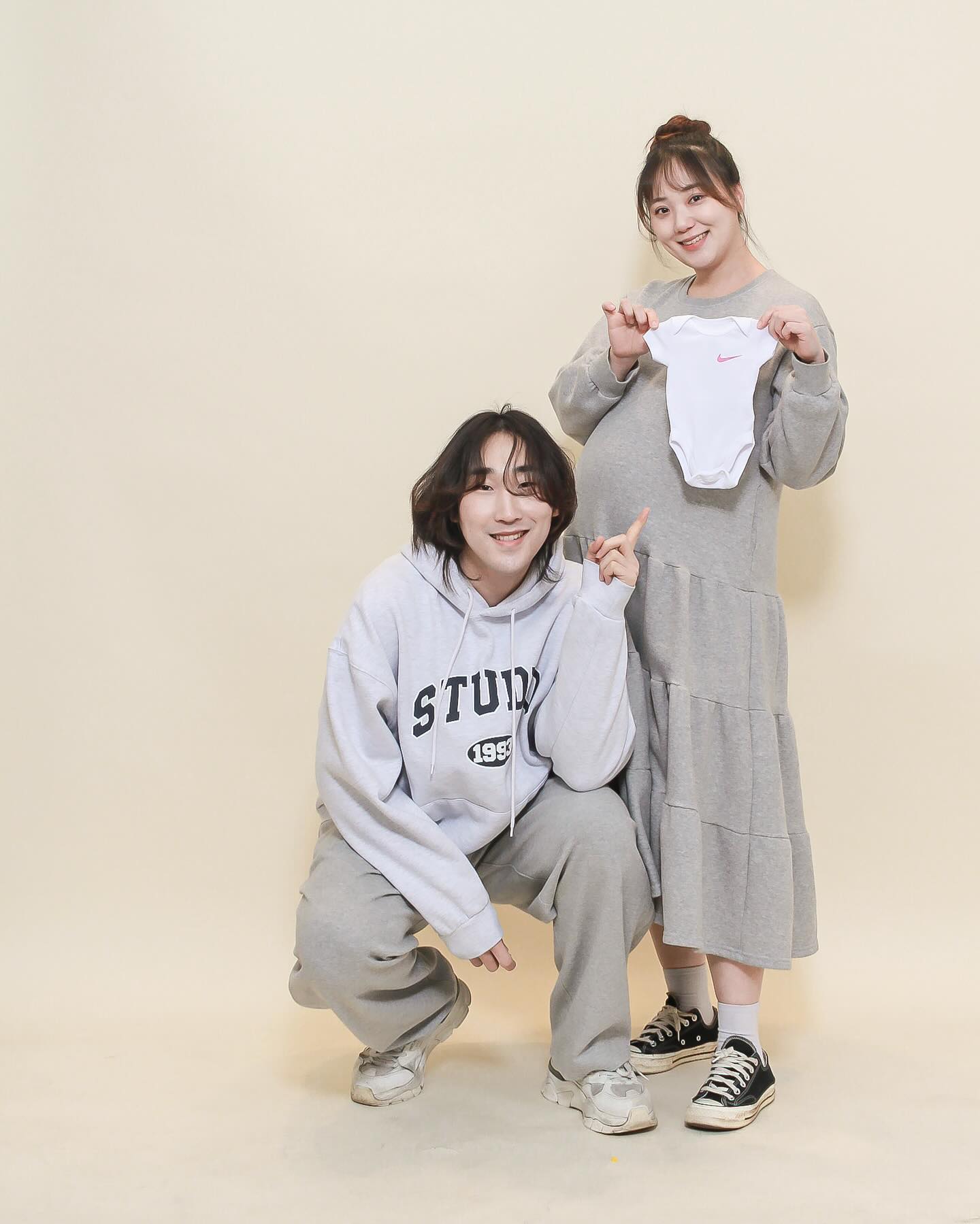까꿍👫🍼

_
#꿀떡이
#셀프만삭사진 #만삭사진 #태교 
#셀프스튜디오 #의정부셀프스튜디오 #의정부스튜디오
#부록스튜디오 burok_uijeongbu 
#신혼부부 #결혼5주년 #기념사진 #가족사진
#쩡쩡오메가