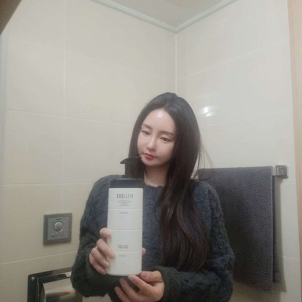 #광고 #필리더스데일리스크럽바디워시🫧🚿 

바디워시에 스크럽알갱이가 있어서 스크럽이 피부를 매끄럽게 ~~🚿🛁💦
스크럽+바디워시를 하나로~각질제거에 효과적이에요. 

남성 피부가 여성 피부와는 다르게 피부가 30%이상 두껍고 피지분비가 많아 남자에게 맞는 바디워시가 필요다고 해요. 

남자피부에 맞게 유분, ph, 피지 개선에 효과적이고
여드름 완화 기능성으로 등드름 관리에 필요한 바디워시이니 남자친구,남편 선물로 굿!~^^🤍🤍🤍 

✔️깔끔한 쉐입🫧
✔️은은하게 퍼지는 머스크향🌸 

#남성바디워시 #남자바디워시 #등드름케어 #트러블완화 #저자극바디워시 #향좋은바디워시 #스크럽 #남자피부관리 #관리하는남자