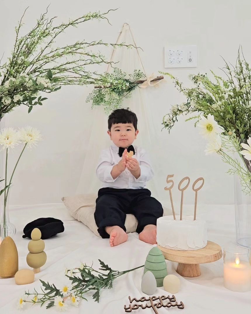 #협찬 hoho_moment 

늦은 500일 촬영💚
셀프 돌상대여로 뒤늦은 500일 촬영하기!

흰벽만 있으면 스튜디오가 되어버리는 마법✨
감성적인 우드 소품 부터 너무 이쁜 조화들까지
구성이 너무 알차고 의상도 대여해줘서
한방에 해결하니 너무 편하네요 ㅎㅎ

이떠호 수트핏😍❤

#호호모먼트 
#돌상대여 #백일상대여#아기기념일촬영
#아기사진 #아기셀프촬영 #아기셀프촬영소품대여