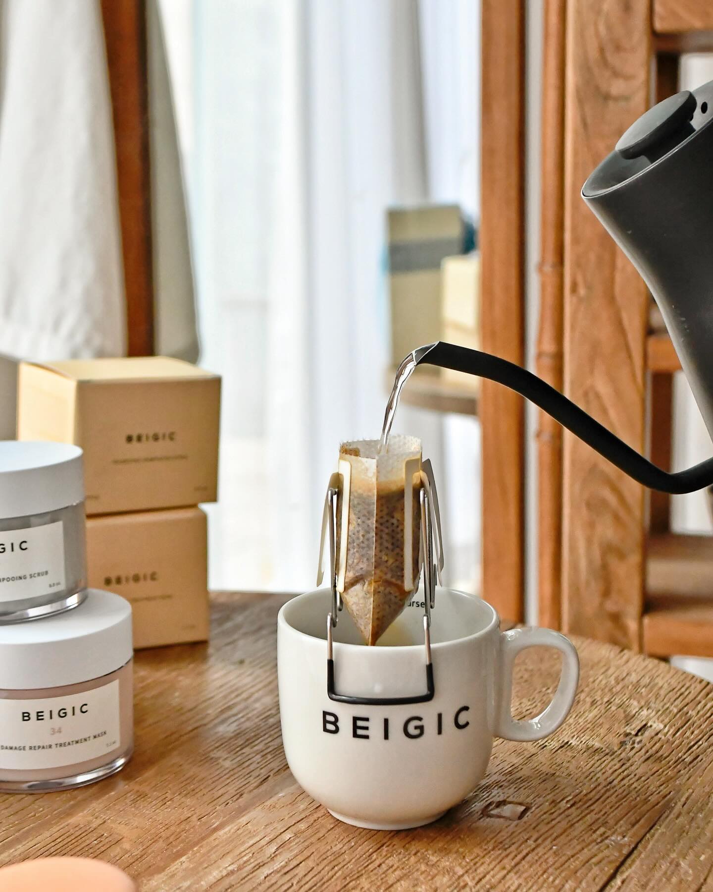 #gift
🏷️비건화장품 브랜드 베이지크 
beigic_official 

제가 5년째 스킨케어 제품을 
사용하고 있는 브랜드인데요.

감사한 분들께 드릴 설 선물 준비하시는 분들께
추천드려요.

설 연휴를 맞아 뉴이어 기프트 세트가
2/12일까지 구매하실 수 있어요.

🩵스칼프 & 헤어 스파 케어 듀오 
_볼류마이징 샴푸잉 스크럽 250g 
_데미지 리페어 트리트먼트 마스크 200g

#비건화장품 #베이지크 #begic #헤어제품추천