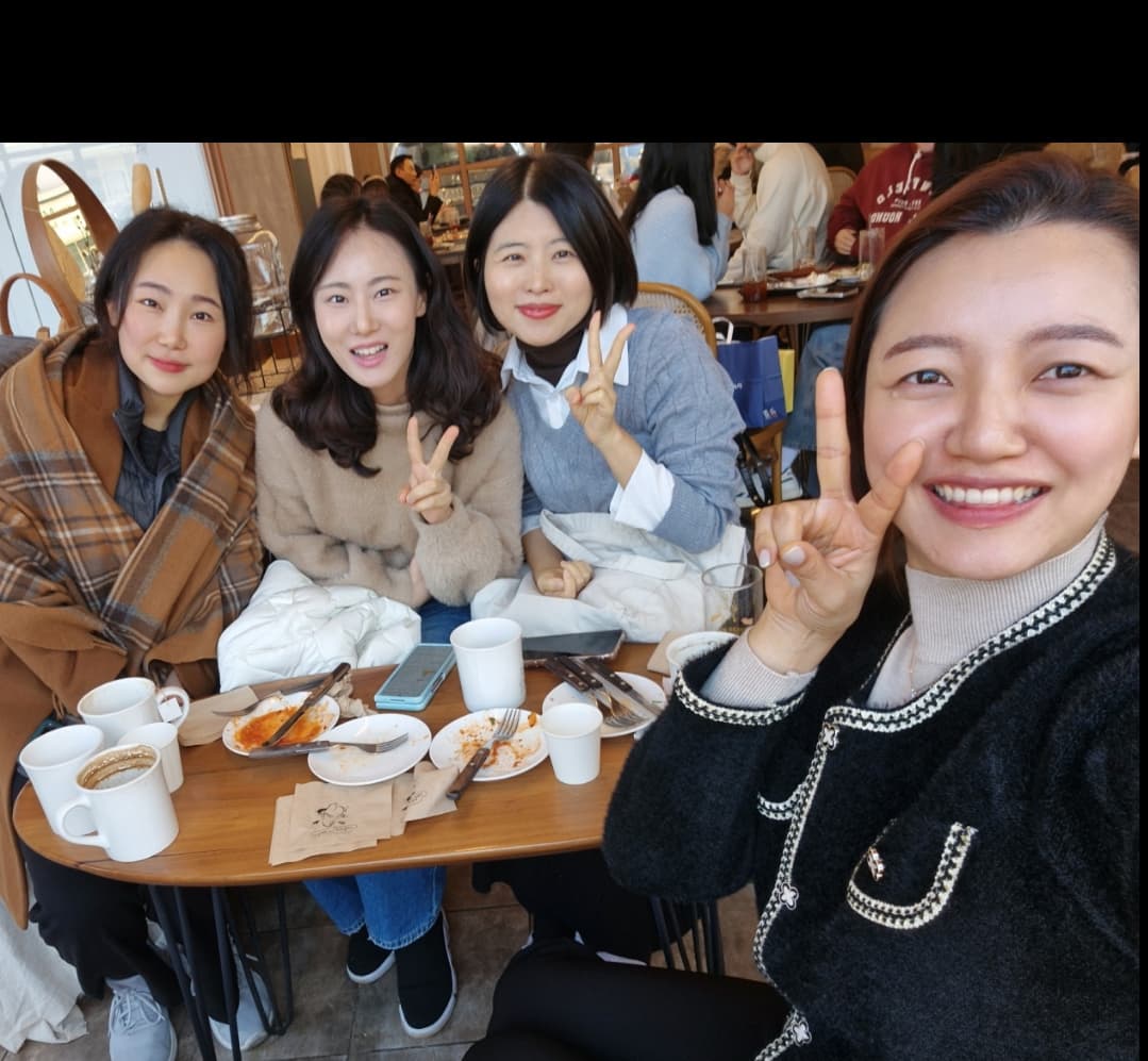 #샘한나합창단 #임산부합창단  #정말오랜만

연휴 마지막 날 운명적으로 모였어요.
첫째 아이가 뱃속에 있었을때 활동했던
샘한나합창단이 인연이였지요. 정말
오랜만에 만났는데도 변함없이 
속이야기 편히 나누었어요. 진심으로 서로를
생각해주고 걱정해주는 편안한 언니들이
있어서 든든합니다🙂

끝내기 아쉬웠던 우리들의 수다 🥲
5월에 꼭 만나요🧡

#베베영  #연휴  #육아  #육아소통 #육아스타그램 #육아맘  #맘스타그램  #비버버터 #동편마을카페 #동편마을 #선팔하면맞팔 #
