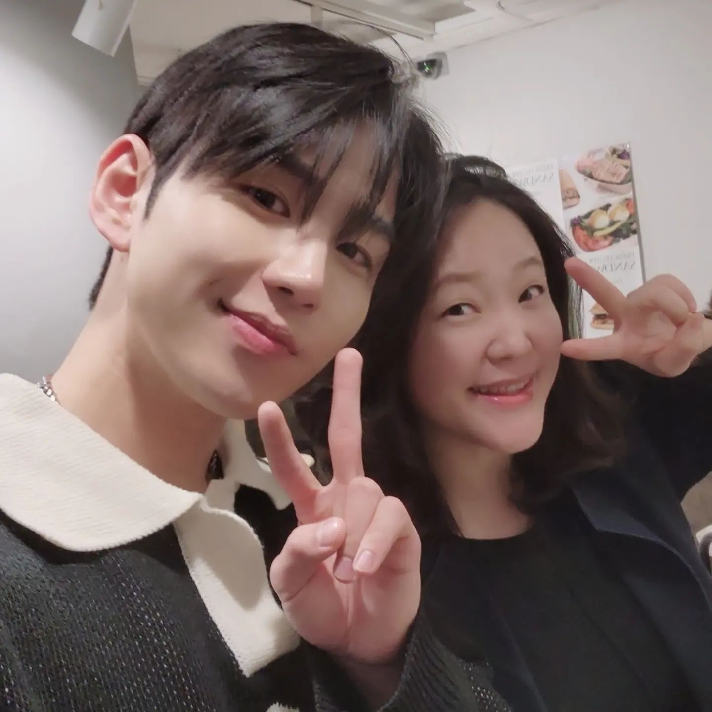 290만 틱톡커 '미인 _me__in_ '님을 만난지
벌써 보름이 지났지만,
마치'세바시' 강연을 1:1 로 들은 듯한
감흥이 쉽사리 가시지 않아요
​
팔로워가 많은 인기있는 틱톡커를 만난
우쭐함 때문이라기보단 
​
미인님이 어떻게 지금 이렇게 크리에이터로
성장했는지 스토리를 들으니
땀과 눈물 냄새가 스크린을 뚫고 나올듯한 
한편의 뜨거운 영화를 본듯한 느낌이 들었었기 때문예요.
​
그 만남을 조금더 정성껏 기록하고 싶어
포스팅이 이렇게 미뤄졌는데, 
시간을 묵힌다고 글실력이 느는게 아니니
그냥 기록하려 합니다.
​
(조금 긴 글 주의)
​

✅ 어떻게 만나게 되었나? 

- 인스타 DM 기록을 살펴보니, 미인님이 처음 연락을 주신건 21년 3월.
중국에 컨텐츠를 올리기 위해 '도우인' 가입 방법을 물어본 수~십명의 팔로워 중 하나였지만, 다른분들에 비해 유독 정중하셨음.

- 그 이후 중국 SNS 수익화를 위해 MCN 을 문의해왔었고, 작년 말엔 #왕홍의모든것 스터디까지 참여. (2월도 오픈했어용)

- '컨텐츠', '비즈니스'를 키워드라는 공통관심사로 자주 소통을 하다가 크리에이터 지인들과 함께 만남이 성사 됨! (나만 크리에이터 아녔움 ㅎ)
​

✅ 미인님은 어떤 사람?
미인님 계정에 들어가면 다 아실테니, 경험 위주로만 쓰자면
​
1️⃣ 꽃을 든 남자 🌷
- 확실히상대의 마음을 열줄 아는 사람이다.​
- 약속 당일 회사 1층에서 꽃을 들고 기다리고 있었다. 앞으로 서로에게 도움이 될 첫 만남을 기분 좋게 시작할 수 있게 깜짝 선물을 준비하셨다는 극 F의 다정함에 깜짝 놀랐다. ​
- 미인님은 헤어 디자이너 출신인데, 헤어 디자인 경험이 없음에도 청담 No1 헤어샵 초이진에 들어가 원장님의 눈에 들게 된 스토리는 이 짧은 포스팅으로 옮기기 어렵다. 
​
2️⃣ 미친 남자 🔥
- '미쳐야 미친다' 라는 말은 이런 사람에 쓰는 표현인가보다.
- 뜨는 트렌드의 컨텐츠 타이밍을 놓치기 싫어 3일 꼬박 잠도 안자고 촬영을 하고 편집했다고 한다. 고작 20초 남짓 영상을 위해.
- 틱톡과 SBS에서 기획한  프로그램 '하트파이터'에서, 수많은 쟁쟁한 크리에이터를 제치고 당당히 우승을 한 이유도 이런 '미친' 열정 때문이었을 것이다.
​
3️⃣ 꿈을 이룰 남자 ✴️
- 이미 이뤘지만, 뭔가 더 큰 걸 이뤄내고도 남을 사람이다
- 감사하게도 미인님의 꿈을 들어볼 수 있었는데, 꿈 내용도 내용이지만 미인님 노트북의 꿈 노트 제목이 더 인상적이었다
- '무조건 이루어지는 꿈' 정확한 표현이 기억 안나지만, 무튼 이 list 는 대충 써놓은 계획이 아니라 무조건 이루어지게 되어 있다는 일종의 자기 확언이었다.
​
🐧🐧🐧​
10살도 넘게 차이가 나지만,
비슷한 관심사를 가지고 꿈을 공유할 땐
모두가 꿈 친구가 되는 것 같아요.
​
꿈을 나눠주셔서,
열정을 나눠주셔서 감사합니다.
​
또 만나요 ^^

​
🎁 이거 모르는 사람 없게 해주세요 🎁 ​
미인님에게 숏폼 제작 수업들으실 수 있어요.
mein_academy_
저도 조만간 들으러 갈 계획입니다.
함께 가실분 연락 주세요 ^^
​

#틱톡커 #크리에이터 #숏폼강의 #미인아카데미 #추운펭귄 #꿈친구 #koreantiktokers #영감을주는사람 #열정에기름붓기