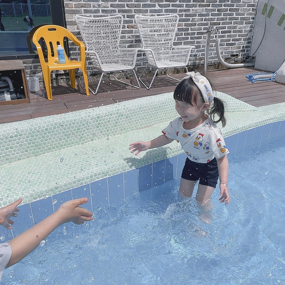 너무 즐거운 주말 보내서 인지 오늘 엉엉 울면서 등원
억지로 안고 차에 태웠더니 “엄마 싫~어!” 하고 갔당 흑흑 ,,,
하원하고 와도 재미있게 해줄게 ,,❤️❤️❤️