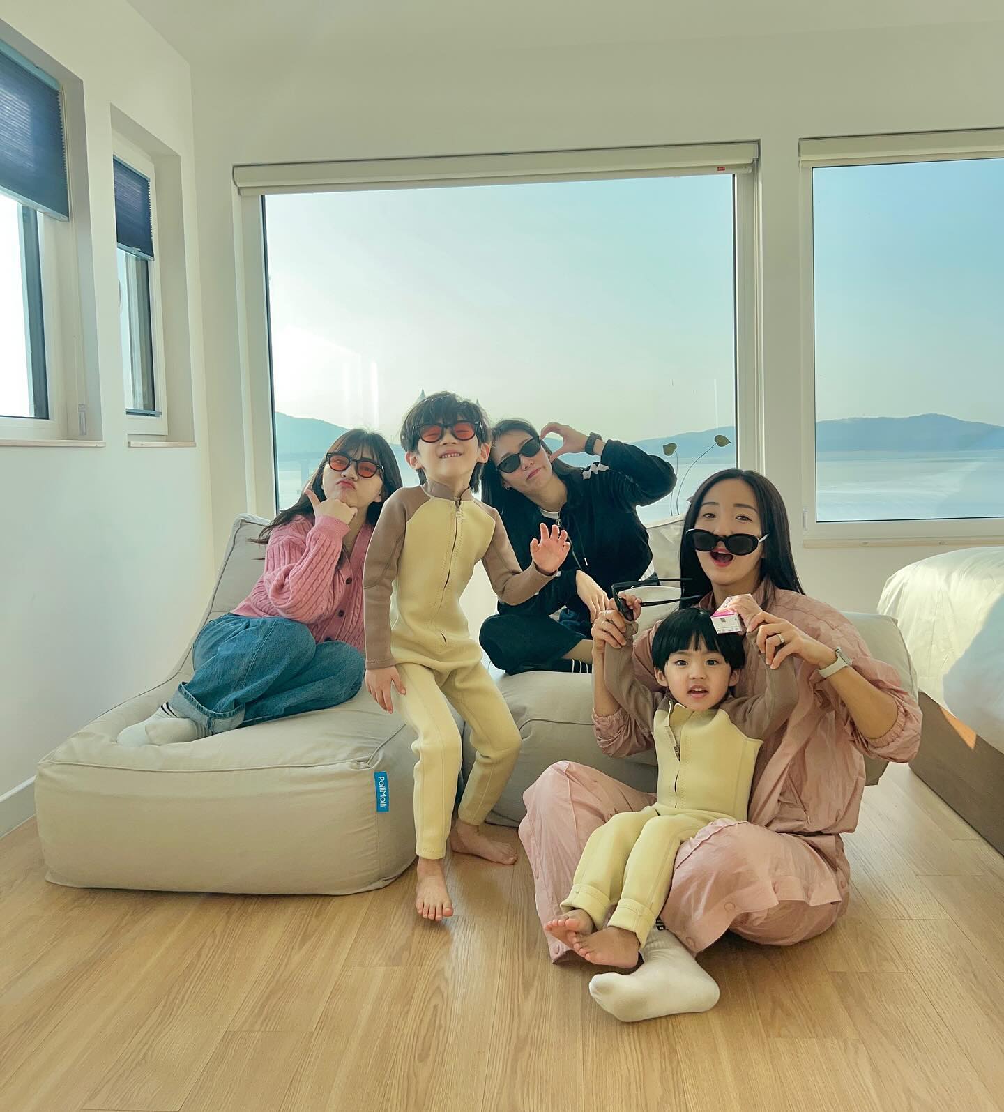 찌끔만 더 크면 이모랑 워터파크가자 ! 🕶️💦
보드게임하다가 어린이 울려버리는 이모는 아직 어린이 맘을 잘 몰라

워터파크가서 발동동 구르기보다,
너희랑 찐하게 추억 쌓으려고 풀빌라를 예약했찌!

우리끼리 소리지르고 뛰다니며 놀고
잔잔한 물놀이도 완전 우리스타일.

선셋이 보이는 강화도 독채 풀빌라 펜션
만족 대만족 ! 자세한 후기는 블로그에서 확인하셔용!

📍달에게빌려온하루
✔️강화도 교동대교앞 위치.
✔️온수풀이 크게있어 어른도 신나게 놀 수 있음
✔️동네도 조용해서 좋음 ( 아침 런닝도 신나게 함 )
✔️조식퀄리티 대박 (전부 직접 만드심)
✔️불멍존도 있음 !
✔️방3개(침대 총 4개) 화장실2개, 거실도 엄청 넓음
stay_dayfrommoon 

#강화도펜션 #강화도풀빌라펜션 #키즈펜션
#달에게빌려온하루 #강화도교동 #강화도여행
#인천풀빌라펜션 #인천여행 #인천강화도
#펜션 #여행 #여행에미치다 #국내여행