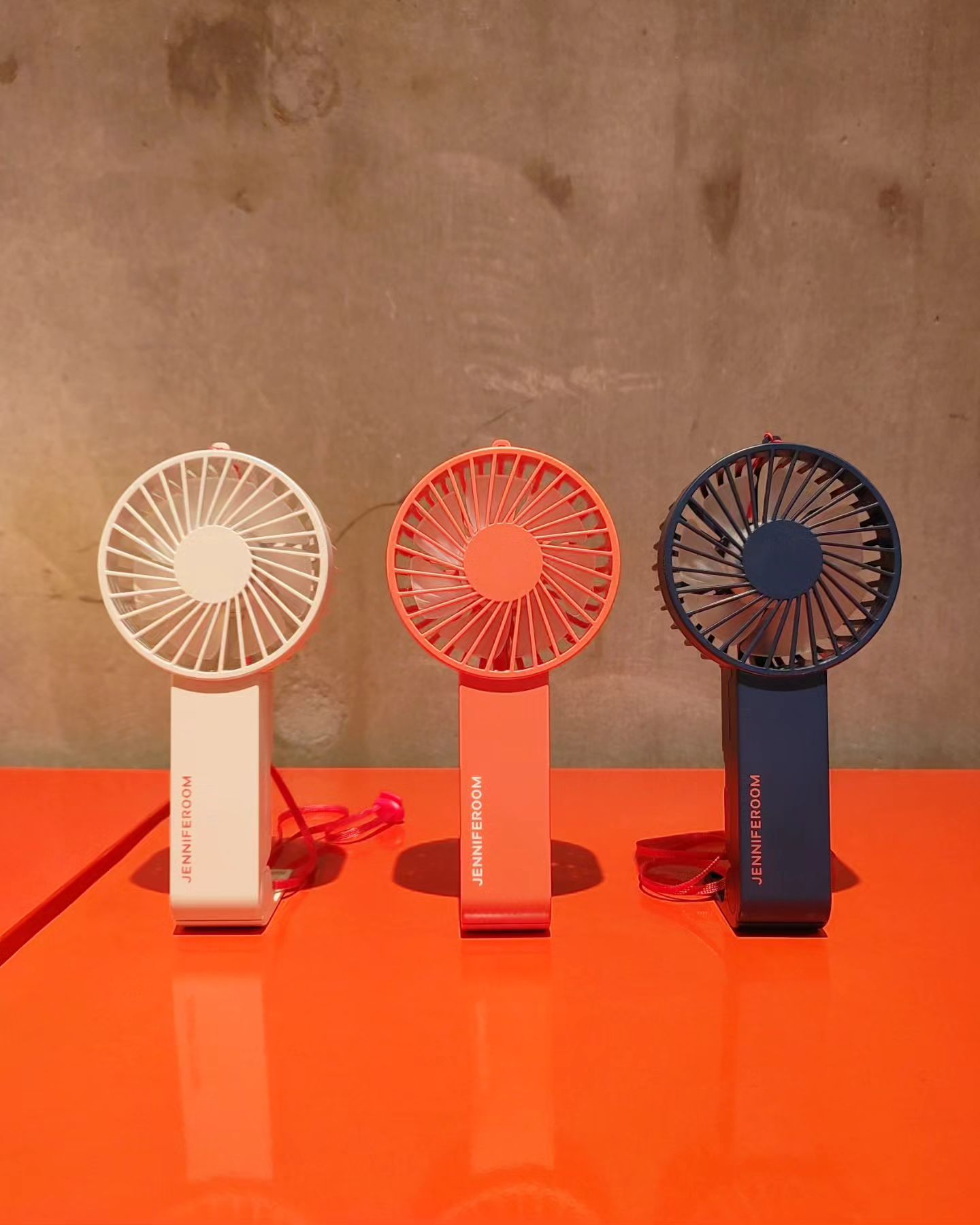 여기는 꼭 가야해🧡
제니퍼룸 팝업스토어가 용산 아이파크몰 리빙파크 4F에 열려 다녀왔는데요.

저 제니퍼룸 정말 좋아해서 아이들방 공기청정기, 커피머신 등 이것저것 정말 많이 사용 중인데, 아직도 사고 싶은 게 왜케 많은 고예요🤭

팝업스토어도 넘넘 힙하게 예쁘게 꾸며져 있어서 사진 증말 많이 찍고 왔어욤.

요즘 날씨 넘넘 더워지고 있는데, 휴대용 선풍기 대박🌀
제니퍼룸에 컬러장인이 계신거죠?🧡🤍🖤
색상 넘넘 힙하고 예쁘고요, 작고 가벼운데 바람도 세고 스탠드까지 되어 들고 다니다가 일할 때 책상에 두고 사용하기에도 짱👍

넘넘 예쁜 조명들과 여름철 필수템 제습기, 테이블 공기청정기까지!
평상시 궁금했던 제품들 직접 만나보실 수도 있고요.
곧 출시 예정인 신제품인 스팀라떼 Pro 화이트 모델도 팝업스토어에서 미리 만나보실 수 있으니 궁금하신 분들은 꼭 방문해보세요.🤗

✔️현장 구매 최대 50% Sale, 원두, 텀블러머그 100% 사은품 증정
✔️SNS 팔로우 -> 그립톡&커피 시음권 증정
✔️구매고객 및 영수증 지참시 룰렛 이벤트 참여까지 참여가능
✔️1등 라이스쿠커, 2등 텀블러, 3등 에코백 경품증정

용산 아이파크몰 리빙파크 4F
4/21 ~ 6/21 약 2달간
👉jenniferoom

#jenniferoom
#제니퍼룸 #제니퍼룸팝업스토어 #제니퍼룸팝업마켓 #용산팝업스토어 #용산역 #용산역팝업스토어 #제니퍼룸커피머신 #제니퍼룸휴대용선풍기 #휴대용선풍기추천 #휴대용선풍기 #가볼만한곳