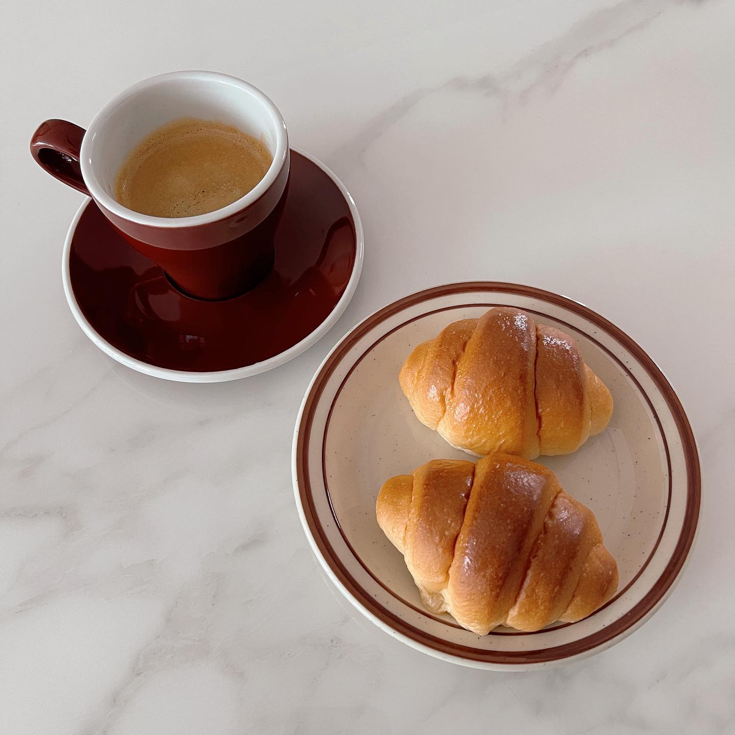 주말늦잠 커피☕️와 빵🥐
직장인에게 여유로운 주말시간 소즁해
가을 맞이해 브라운🤎

최애 까눌레
냉장고에 소중히 보관해뒀는데
남편이 흡입해버렸지 뭐에요🤣

그치만 주말 쉼,여유,나를위한시간🤎

#주말여유로움 #뉴욕레트로 #나를위한시간 #엄살🍑