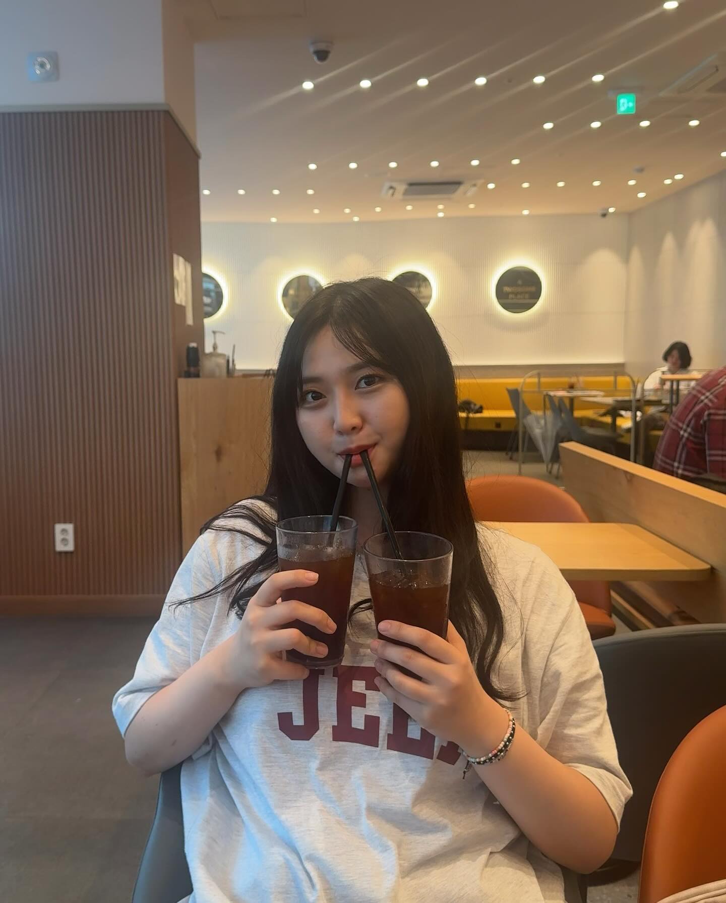그녀는 앞머리를 내어주고 빛나는 곰돌귀와 아메리카노2잔을 얻었다