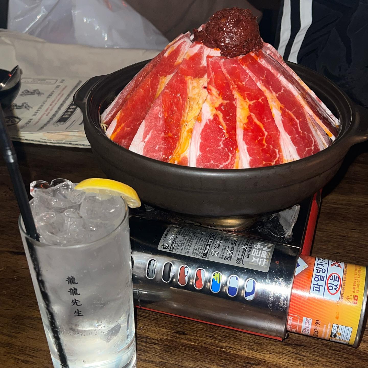 #용용선생
용용 죽께찌~,, 따라와 뻬이베~~
.
용용선생 전반적으로 짱 짠데 그만큼 하이볼 마시면 되니까 ㄱㅊ
나 산토리 하이볼 이런거 그냥 그렇던데
화요41 이런걸로 만들면 이제 좀 맘에 들고
고량주 하이볼,,,? 완전 취향저격 🔫
.
고량주를 사랑하지만 불타오르는 목넘김이
부담스러운 날엔 이렇게 말아먹으면 되겟다는 걸,,
좋은 걸 알게되었다,,, 암 쏘 해피 😊💞
.
완전 맛있다 미친맛!!!! 까지는 아니지만
진짜 무난하게,,, 쭉쭉 들어가는 맛,,,
또 먹고싶네,,,, 츄베릅~,,,,
.
.
.
#일상 #일상스타그램 #99 #스물다섯 #봄만스물다섯 #먹스타그램 #맛스타그램 #마라스타그램 #고량주하이볼 #어향마요새우 #우육면 #마라전골 #화산마라전골 #면추가 #국룰 #🥂