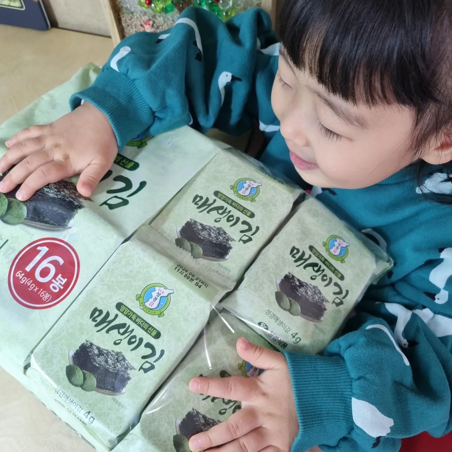 ෆ
엄마 반찬이 제일 맛있어~
해주는 기가남매지만
밥상에 없으면 꼭 찾는
바삭바삭 짭쪼롬한 매생이김 ෆ

청정 해역 완도 앞바다에서 채취한 매생이는
요즘 제철인데 신선한 매생이와 김이 만났어요
부드러운 감칠맛에 5대 영양소가 풍부한데
바삭바삭 꼬숩하니 맛도 좋아
아이들한테 인기 폭팔 이예요ෆ

바쁜 아침 뭐라도 먹여보내야지 맘 편한 엄마는 쟁여둬야 맘이 놓이는 맛있는 조미김
김하면 성경이죠!! 함께 먹어요ෆ

Thksෆ
sunggyungfood_official

#제품협찬 #매생이김 #식탁김 #맛있는김 #김세트 #도시락김 #조미김 #김추천 #김요리 #김반찬 #반찬추천 #가정식반찬 #성경식품
