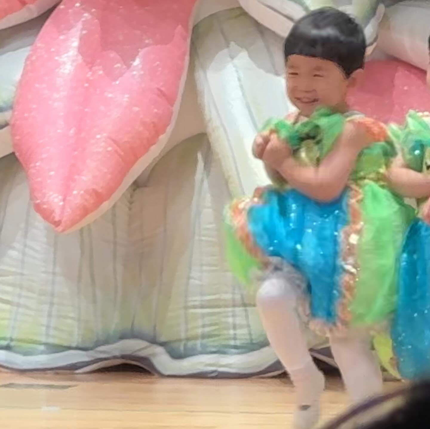 난봉꾼 최씨 ㅋㅋㅋ
무대를.즐겼지만 난장판(?)으로 만듬 ㅋㅋㅋㅋ
엄마는.친구들에게 사과하기 바빴다....
그래도 추억(?)인거지....?ㅋㅋㅋ
엄마 첫순서에 눈물흘렸는데 정작 아들순서에는
눈물이 나오려다 쏙들어갔네 ㅋㅋㅋ
비록 춤은 다 못췄지만 무대를.잘 즐겼으니 됐다
고생했어 울아들❤️
응원봉 만든 나자신도 고생해땈ㅋㅋ
.
#첫학예회 #첫재롱잔치 #고생했어울아들 #이시대의난봉꾼 #성공적발표회 (?) ㅋㅋㅋㅋ #셀프응원봉 #셀프응원봉만들기 #응웜봉