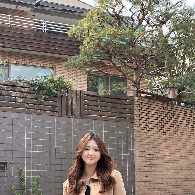 윰찌 on Instagram: "#협찬 #광고 윰찌에요🤍 오늘은 @valluv_official 에서 #데일리 #가방 을 받았어용☀️ #디자인 은 #미니멀 직사각형 베이직한 #토트백 이에요 :) 그리고 무엇보다 가죽 질감이 정
