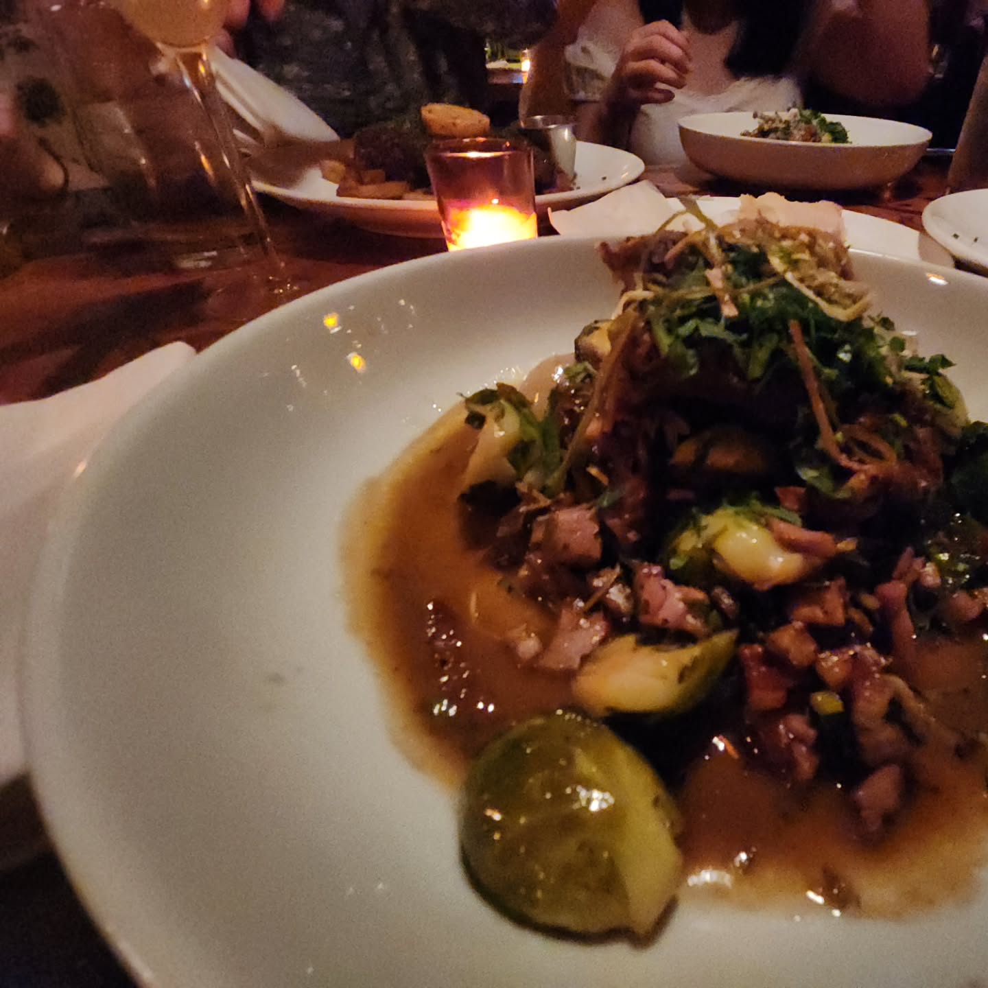 _20241115 #센_ToulousePetitKitchen&Lounge
#센_미국 #센_시애틀
♤601 Queen Anne Ave N, Seattle, WA 98109

엊그제 친구 생일파티 장소여서 방문하게 됬다.
옆친구가 스테이크 주문하길래 나도 스테이크 한번 쓸어볼까 했다가 행여나 맛없으면 후회할것 같아 스테이크 보다는 가격이 덜 나가지만 나름 희소성 있는 오리요리를 선택했다.

프랑스 요리였는데 뭔가 대만요리같은 느낌도 없지않아 있고 맛없지 않지만 그렇다고 금액에 어울리는 그런맛은 아니었다. 같이 구워나온 방울양배추는 알맞게 익은것도 있고 내 기준 좀 더 익었으면 하는것도 있고 제각각 이었다.

분위기는 좋으나 음식 퀄리티 대비 과대평가 된 식당