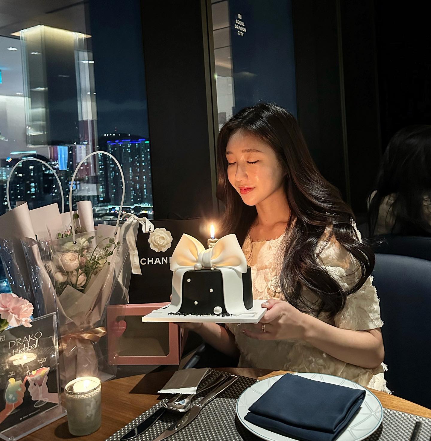 매순간 감사한 시간들 🌷
아직 생일을 즐길 나이 인가봅니다 ㅎㅎ

소소하지만 단단한 시간 넘쬬아✨
모두 감사드려요🫶🫶

Love youuuuu

#hbd#💜