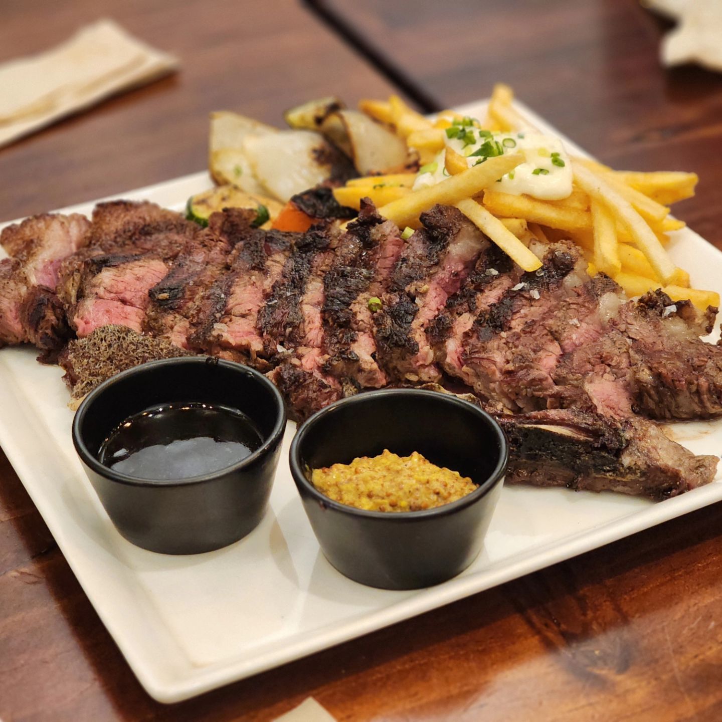 #모임

이번 모임은 스페인요리로 ~
원더아리아에 있는 "푸에고네그로"

🥩 츌레타 스테이크 😋
🍛 해산물 빠에야
🍢 야들야들 스페인문어
🧆 스페인 꿀대구

스페인요리 알쏭달쏭 😂😅
스테이크 500g 90000원 😱😥
가격이 ㅎㄷㄷ 이건쫌...모임이라 먹어본당

#푸에고네그로 #스페인요리 
#원더아리아 #스테이크 #빠에야
#청주스테이크
#모임스타그램