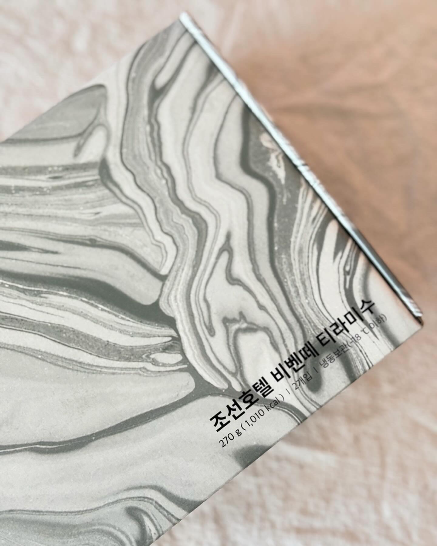 ఇ

나의 Sunny가 보내준 선물🤍
얼굴 마주 보고 함께 티타임 했음 좋았을 텐데.. 
우리 곧 볼 수 있으니 아쉬움은 넣어두기‎‎ ‎♡ ·͜·♡

_
_

#항상나챙겨주는내친구 #늘감동 #고마워 
#마음이담겨서그런가 #너무맛있어 
#조선호텔 #조선델리 #티라미수 #tiramisu 
#dessert #달달해 #문서쓰면서 #한통순삭 
#dessertporn #내가내린커피 #라떼 #라떼한잔 
#latte #coffee #コーヒー #coffeetime 
#우리집 #홈카페 #베란다카페 #家カフェ #☕️ #🤤 #🎁