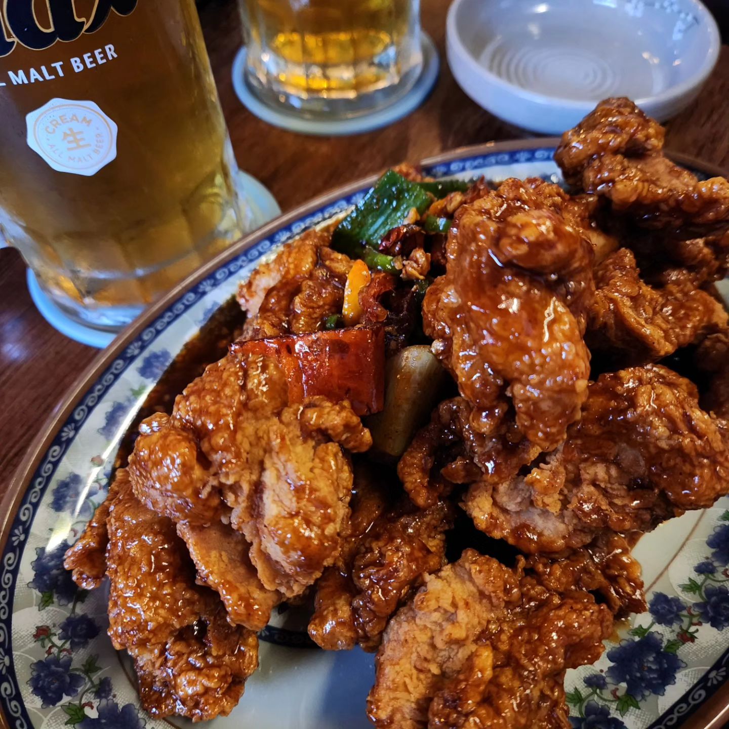 #협찬 거품대신 소복소복 얼음이!
시원한 🍻얼음맥주가 있는 #달동얼맥당
뼛속까지 시원해지는 생맥주에
가격착하고 양많은 안주 있으면
시간이 슈웅-

아기자기한 인테리어에
어두컴컴한 조명으로 분위기까지 좋아요

🍟볶음메뉴 튀김메뉴 완전 많음
*메뉴1 깐풍치킨_향긋한 파향과 살짝 매콤함이 가미된 느끼하지않은 짭짤한 깐풍양념치킨
치킨집보다 더 괜찮았던메뉴
*메뉴2 반건조오징어_말랑말랑하고 잘 굽힌 오징어에 고소한 땅콩도 푸짐하게나와요
청양마요데리야끼 소스로 매콤함추가! 깐풍치킨이랑 땅콩이랑도 너무 잘 어울림 

🥘연중무휴, 새벽3시까지 영업 / 8인이상 단체방문가능

#울산달동술집 #울산달동맥주 #울산맥주집 #얼음맥주 #울산달동치킨 #달동얼맥당
#일상 #데일리 #좋아요 #맞팔